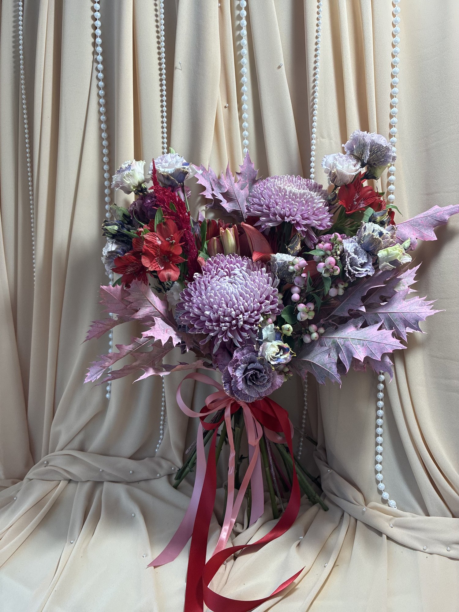 Velvet Rouge – Buchet cu Crizanteme VIP, Crin Roșu și Eustoma - Imagine 4