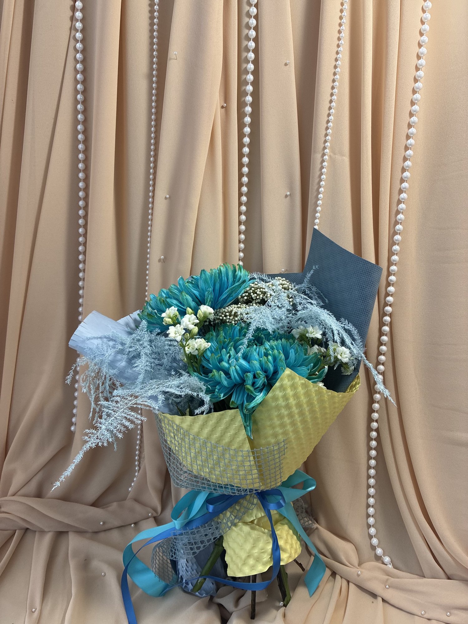 Electric Blue – Buchet cu Crizanteme VIP Albastre, Achillea și Kalanchoe