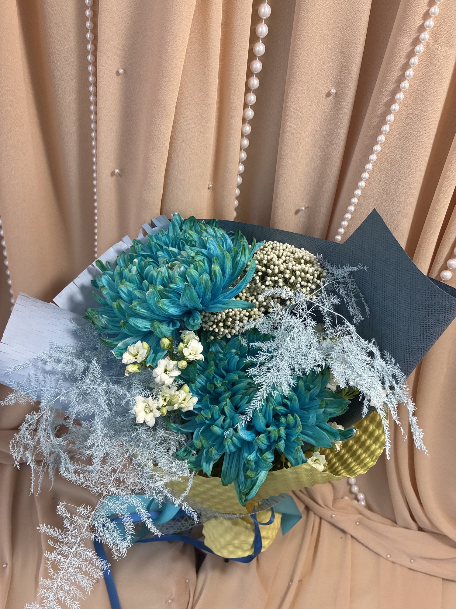 Electric Blue – Buchet cu Crizanteme VIP Albastre, Achillea și Kalanchoe - Imagine 2