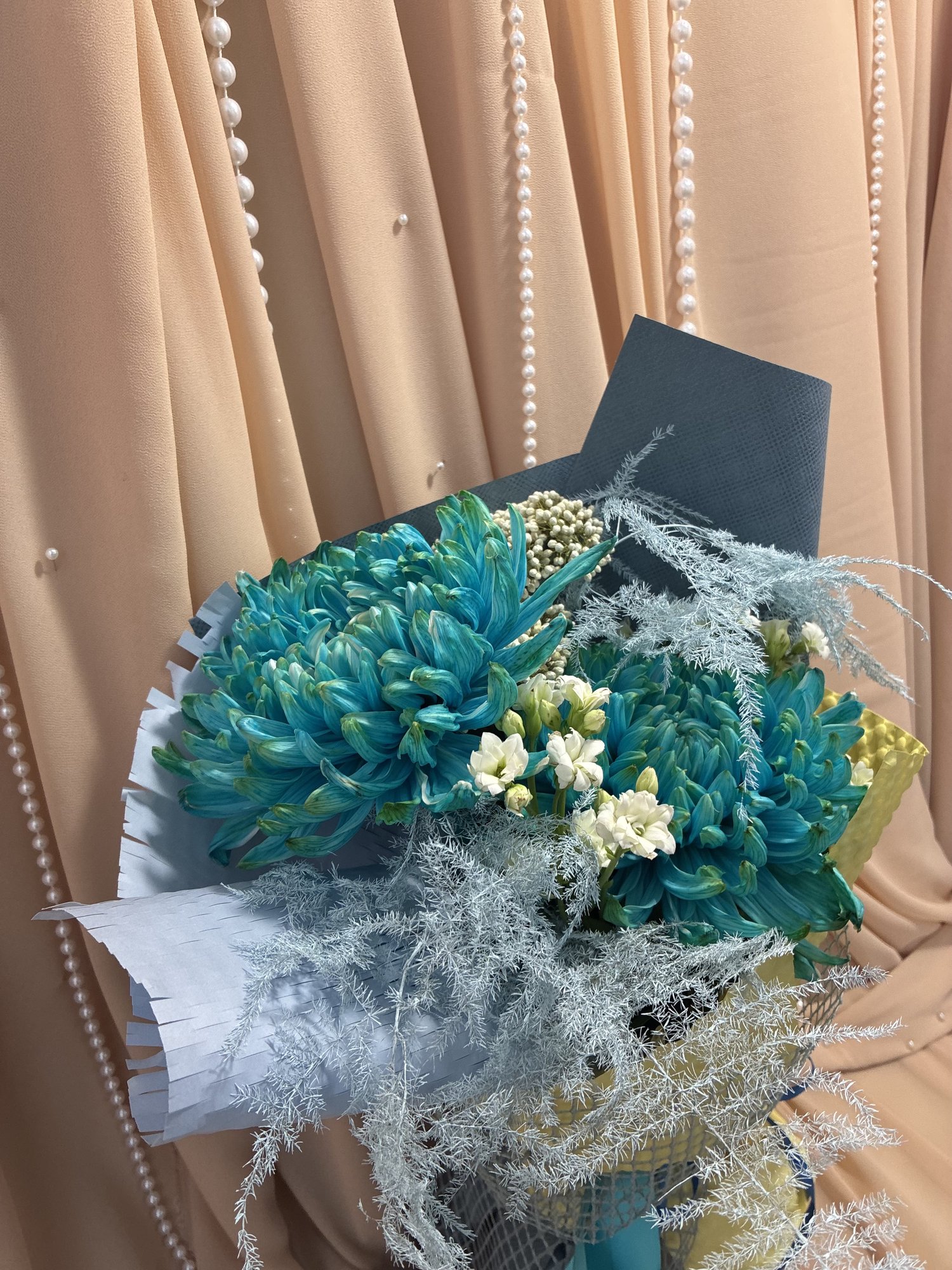 Electric Blue – Buchet cu Crizanteme VIP Albastre, Achillea și Kalanchoe - Imagine 3