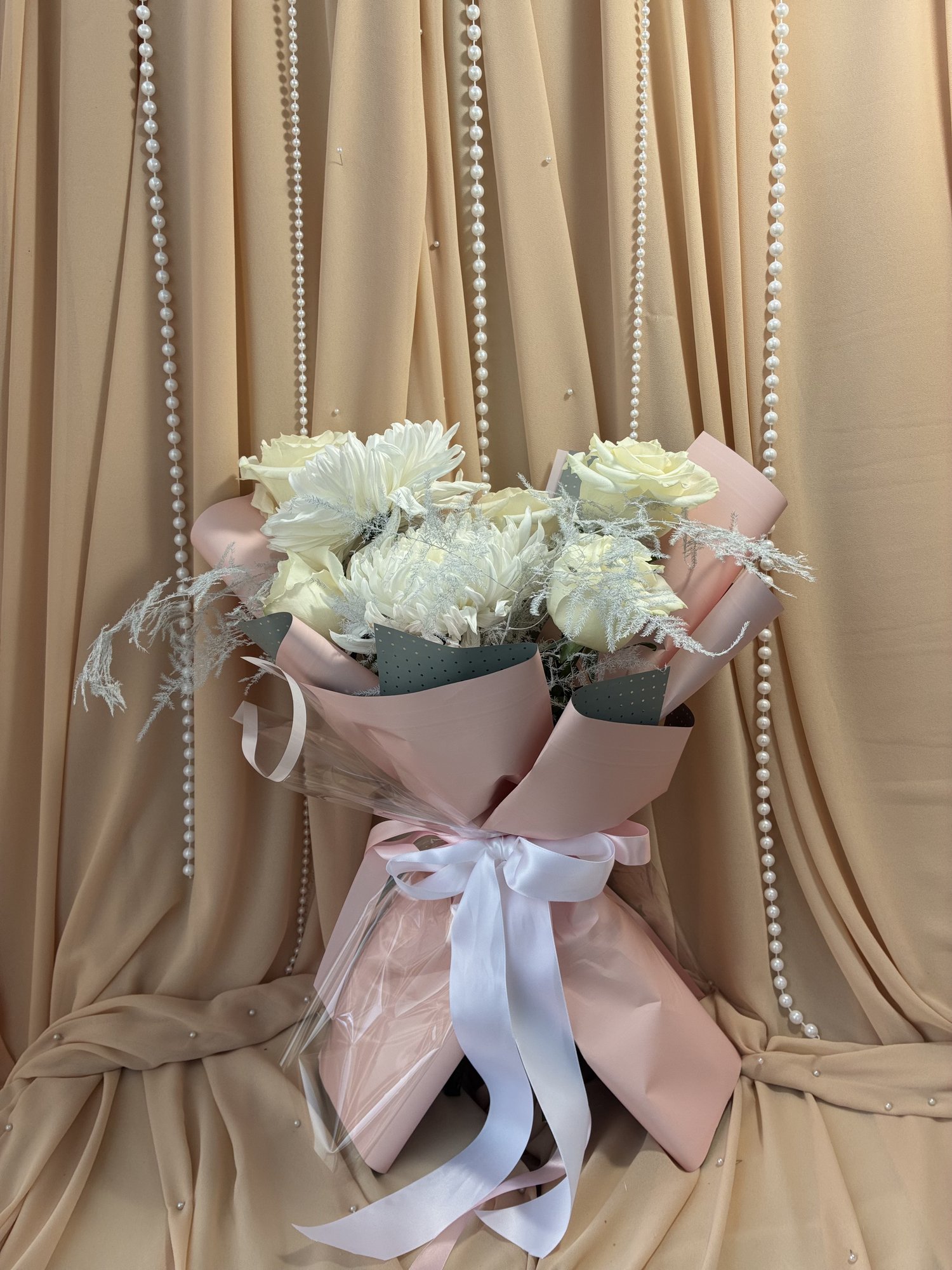Ivory Blush – Buchet cu Trandafiri Albi și Crizanteme VIP