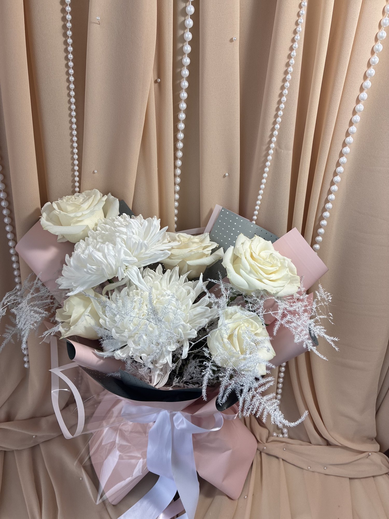 Ivory Blush – Buchet cu Trandafiri Albi și Crizanteme VIP - Imagine 2