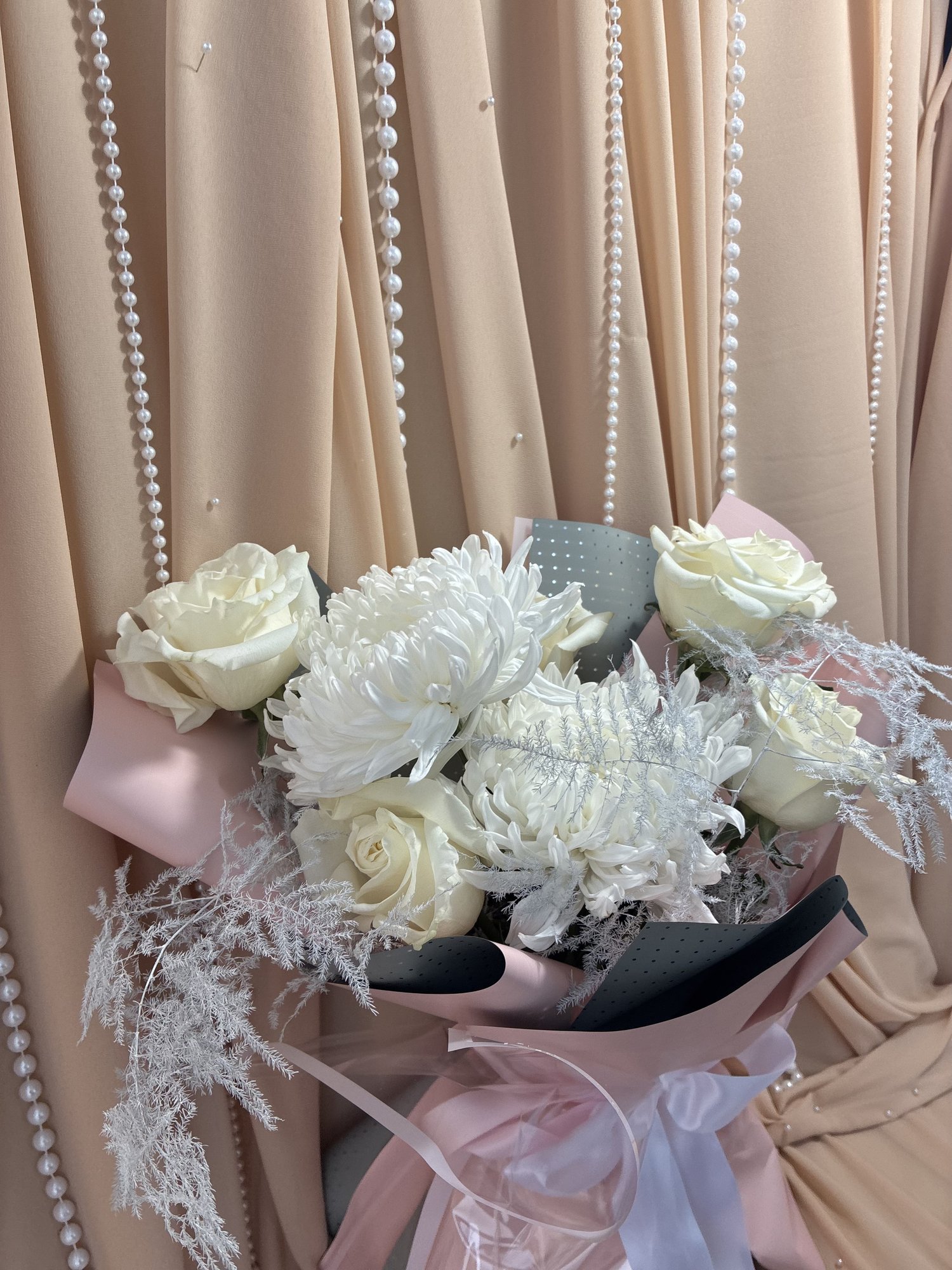 Ivory Blush – Buchet cu Trandafiri Albi și Crizanteme VIP - Imagine 3