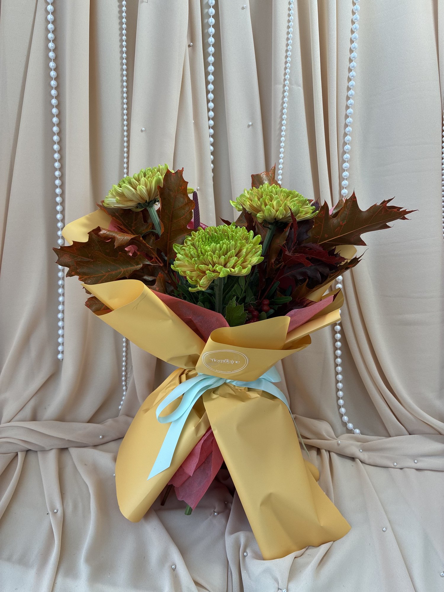 Golden Autumn – Buchet cu Crizanteme Galbene și Accente de Toamnă
