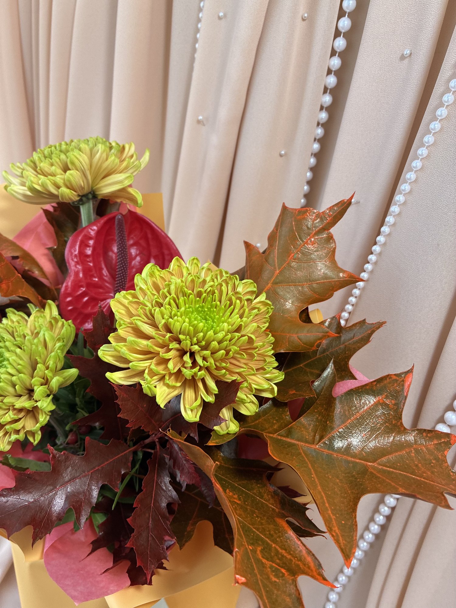 Golden Autumn – Buchet cu Crizanteme Galbene și Accente de Toamnă - Imagine 2