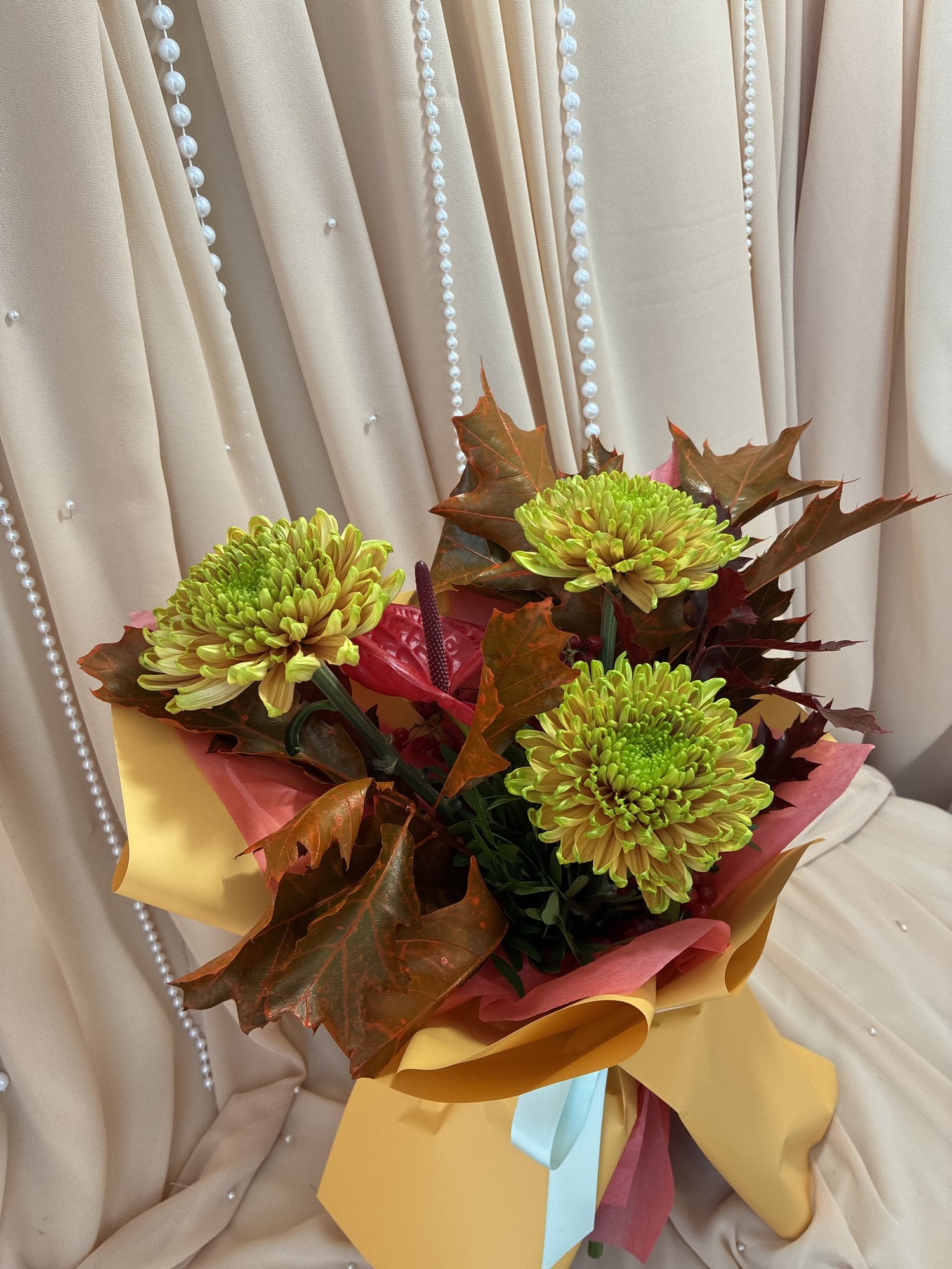 Golden Autumn – Buchet cu Crizanteme Galbene și Accente de Toamnă - Imagine 3