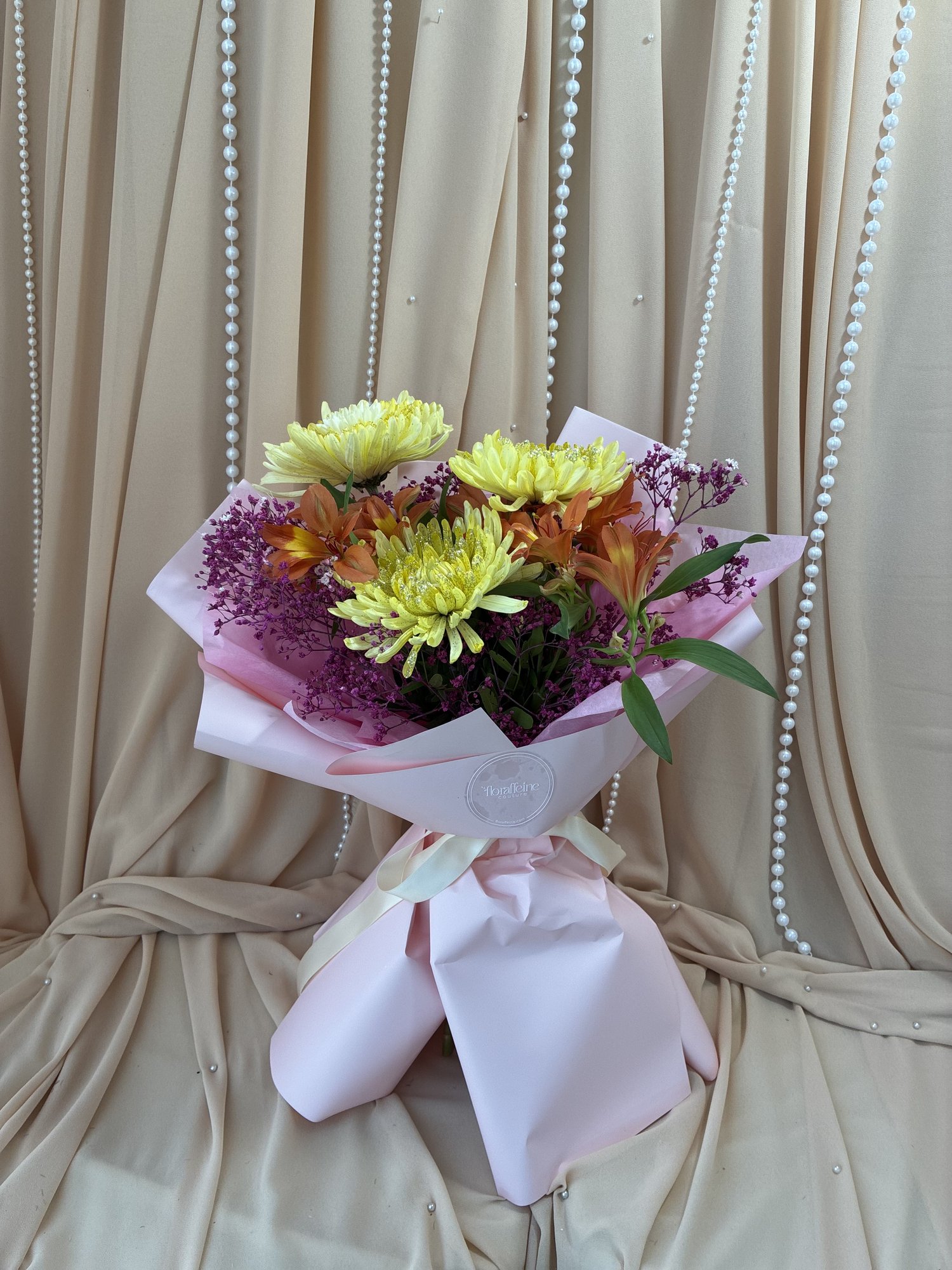 Citrus Blush – Buchet cu Crizanteme Galbene, Alstroemeria Portocalie și Gypsophila
