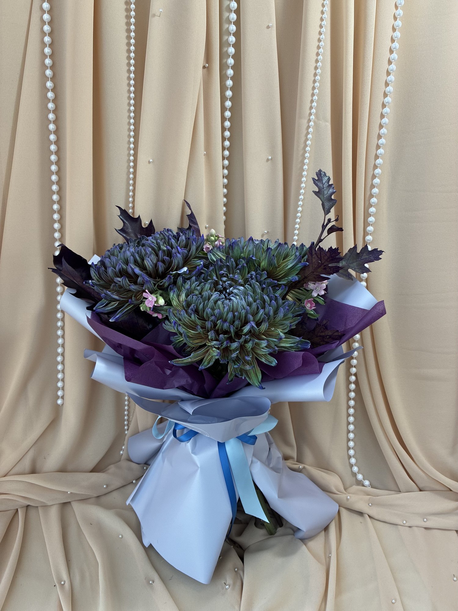 Midnight Blue – Buchet cu Crizanteme Albastre VIP, Oxypetalum și Frunze Decorative