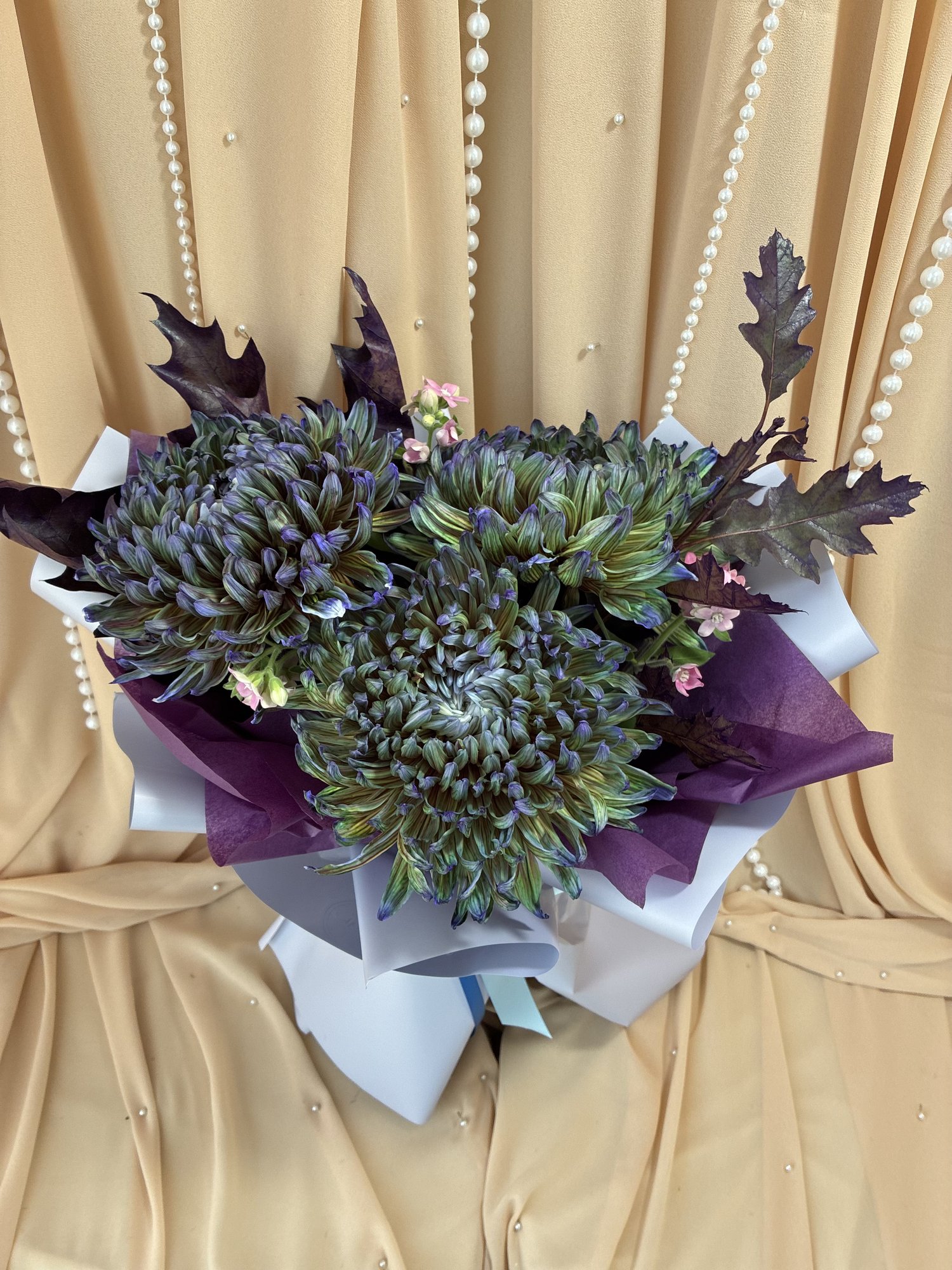 Midnight Blue – Buchet cu Crizanteme Albastre VIP, Oxypetalum și Frunze Decorative - Imagine 2