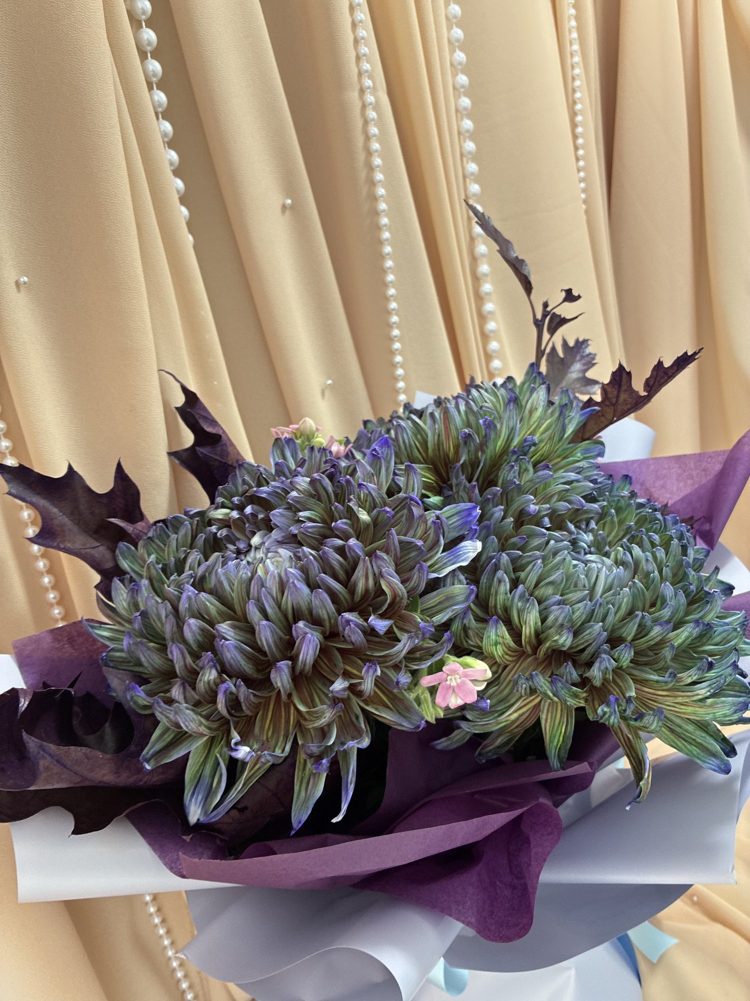 Midnight Blue – Buchet cu Crizanteme Albastre VIP, Oxypetalum și Frunze Decorative - Imagine 3
