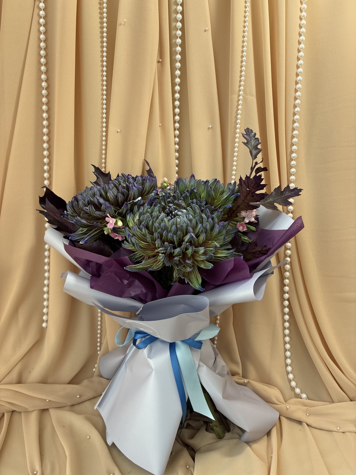 Midnight Blue – Buchet cu Crizanteme Albastre VIP, Oxypetalum și Frunze Decorative - Imagine 4