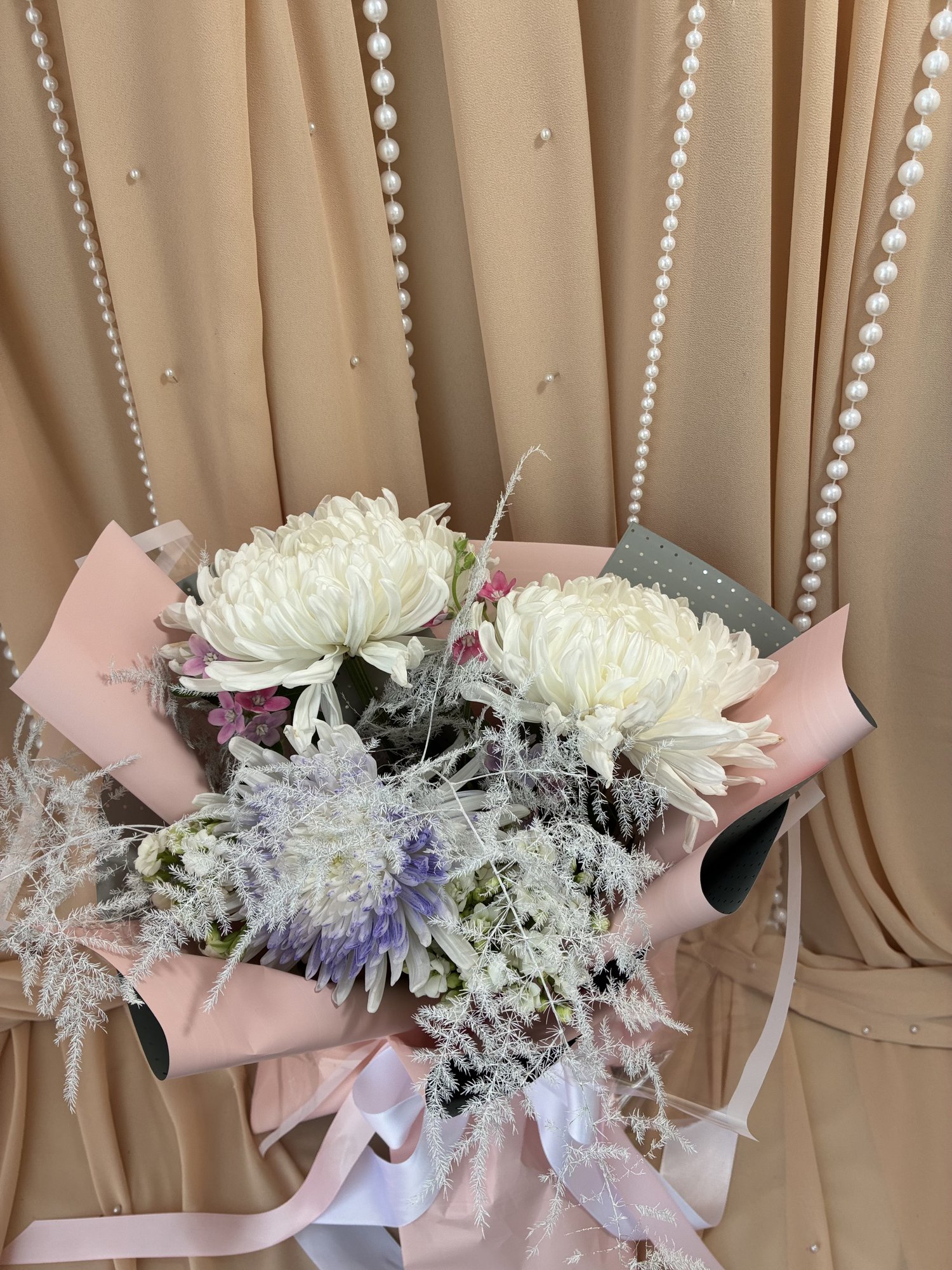 Pearl Blush – Buchet cu Crizanteme Albe și Mov, Oxypetalum și Asparagus Argintiu