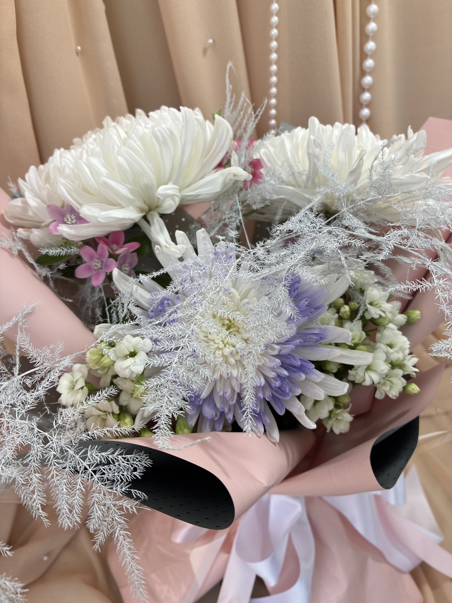 Pearl Blush – Buchet cu Crizanteme Albe și Mov, Oxypetalum și Asparagus Argintiu - Imagine 2