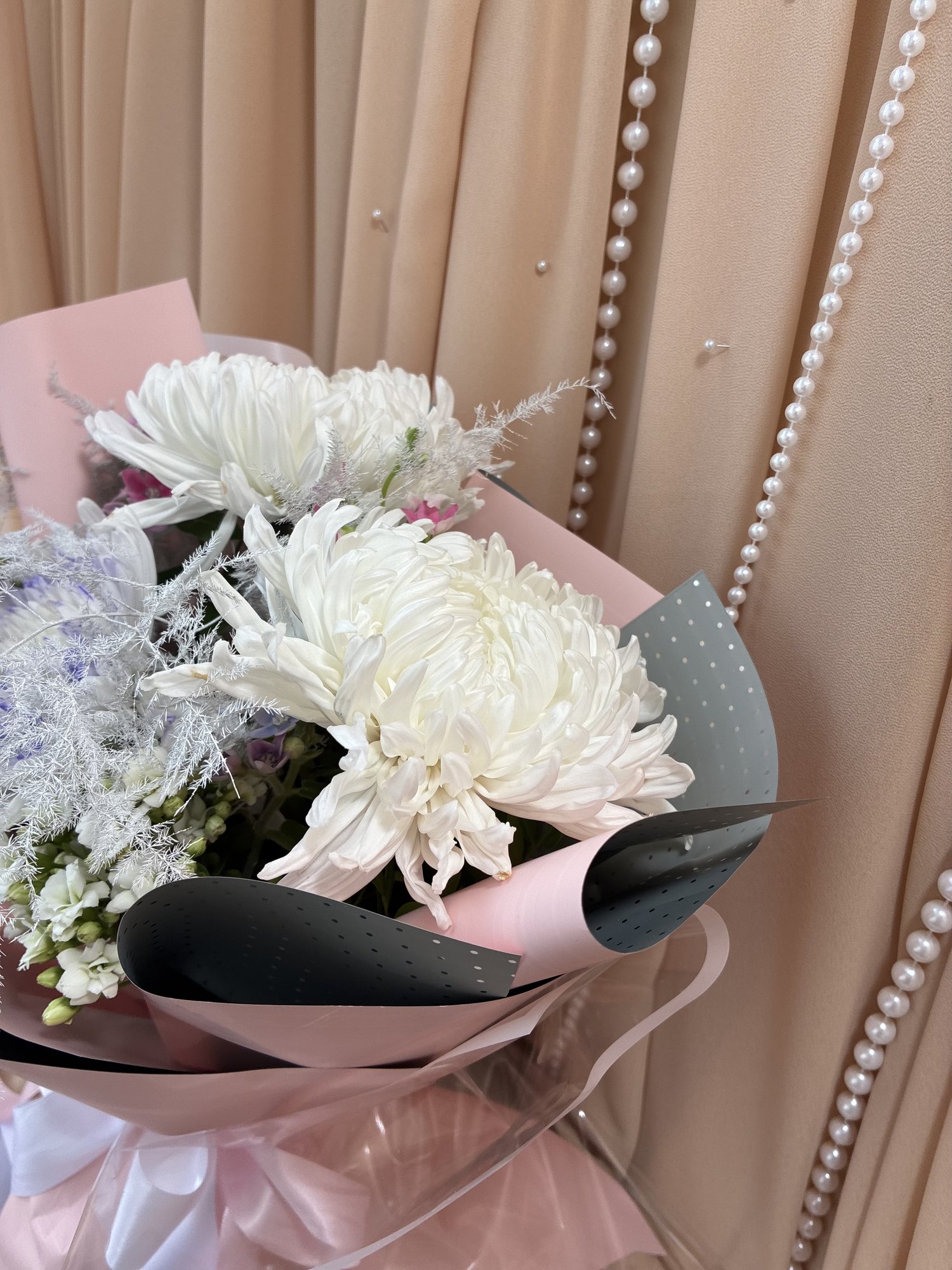 Pearl Blush – Buchet cu Crizanteme Albe și Mov, Oxypetalum și Asparagus Argintiu - Imagine 3