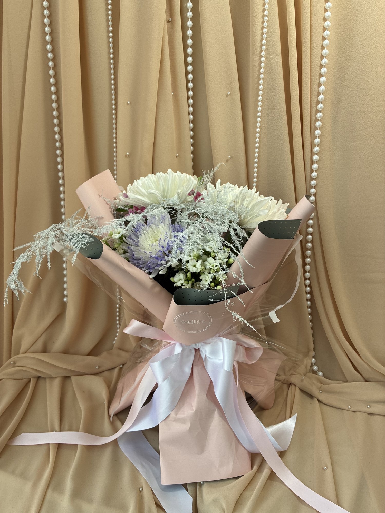 Pearl Blush – Buchet cu Crizanteme Albe și Mov, Oxypetalum și Asparagus Argintiu - Imagine 4