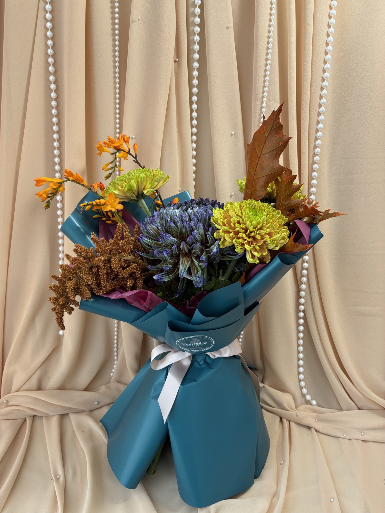 Autumn Eclipse – Buchet cu Crizanteme Albastre și Galbene, Crocosmia și Amaranthus