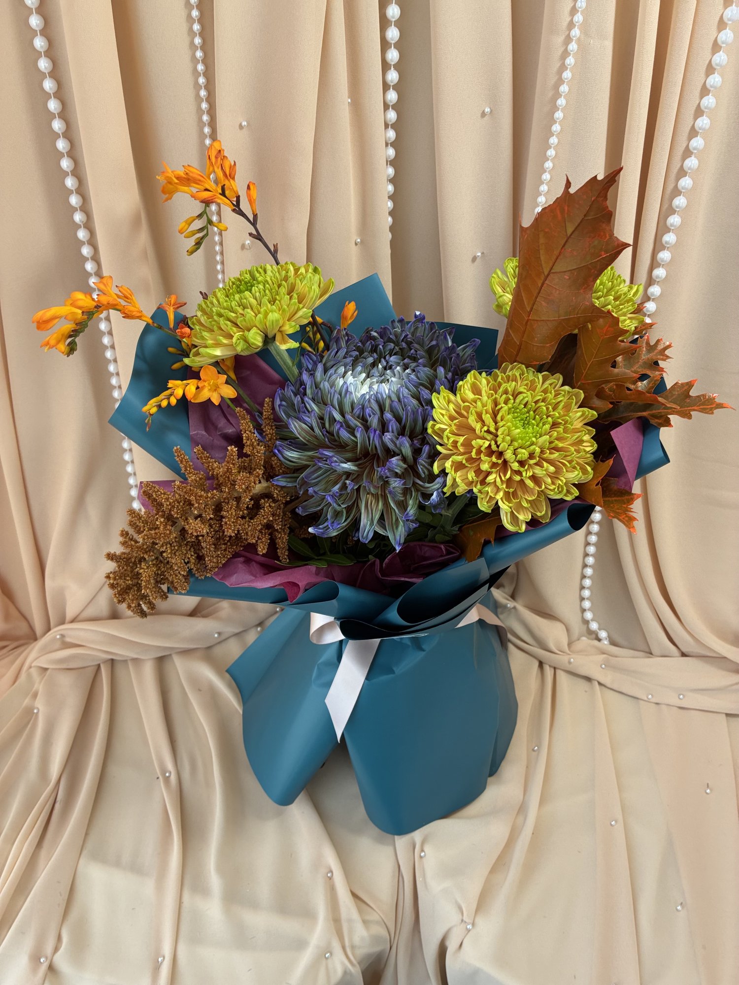 Autumn Eclipse – Buchet cu Crizanteme Albastre și Galbene, Crocosmia și Amaranthus - Imagine 2