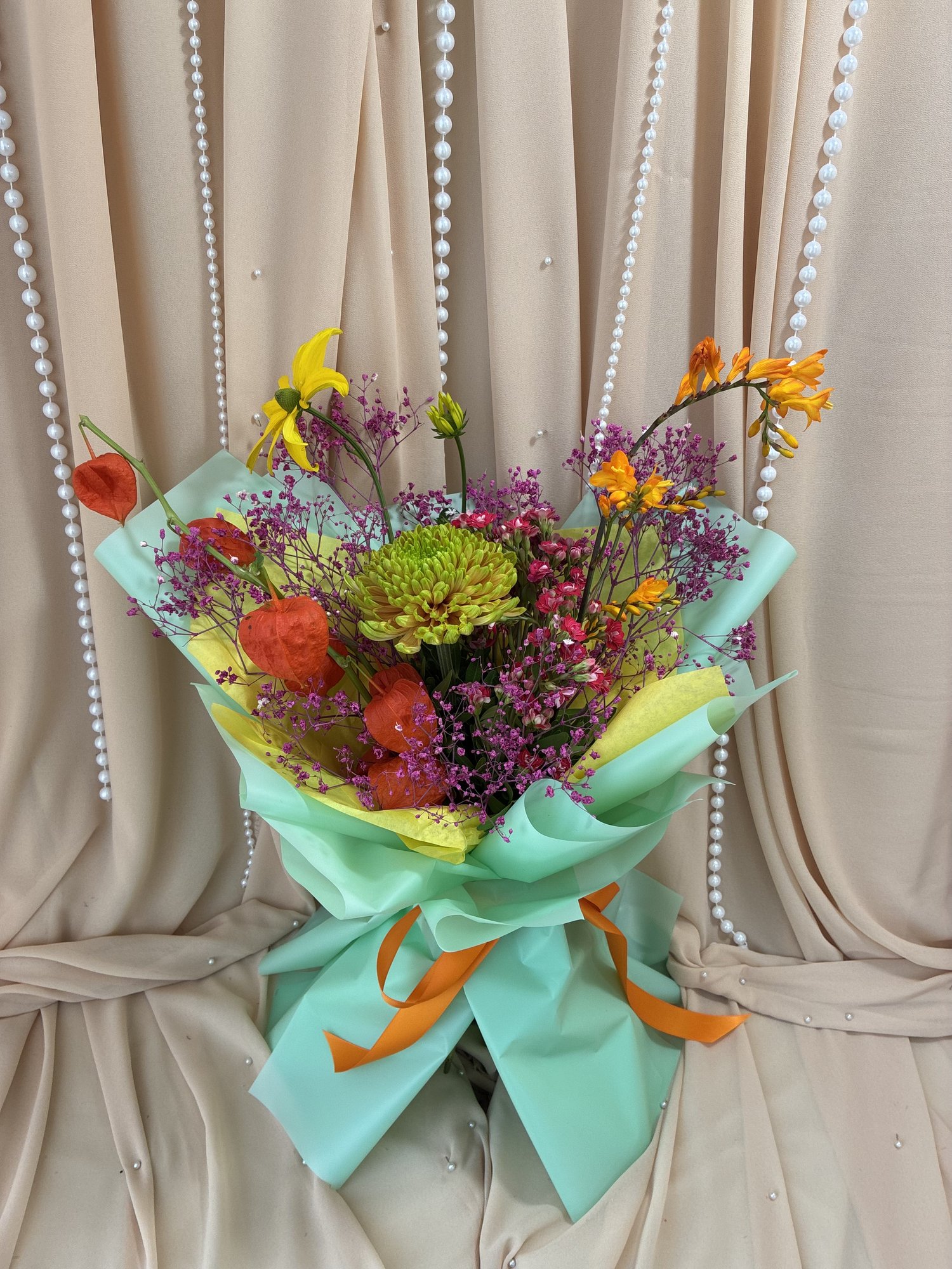 Tropical Autumn – Buchet cu Crizantemă Galbenă, Crocosmia, Gypsophila și Physalis