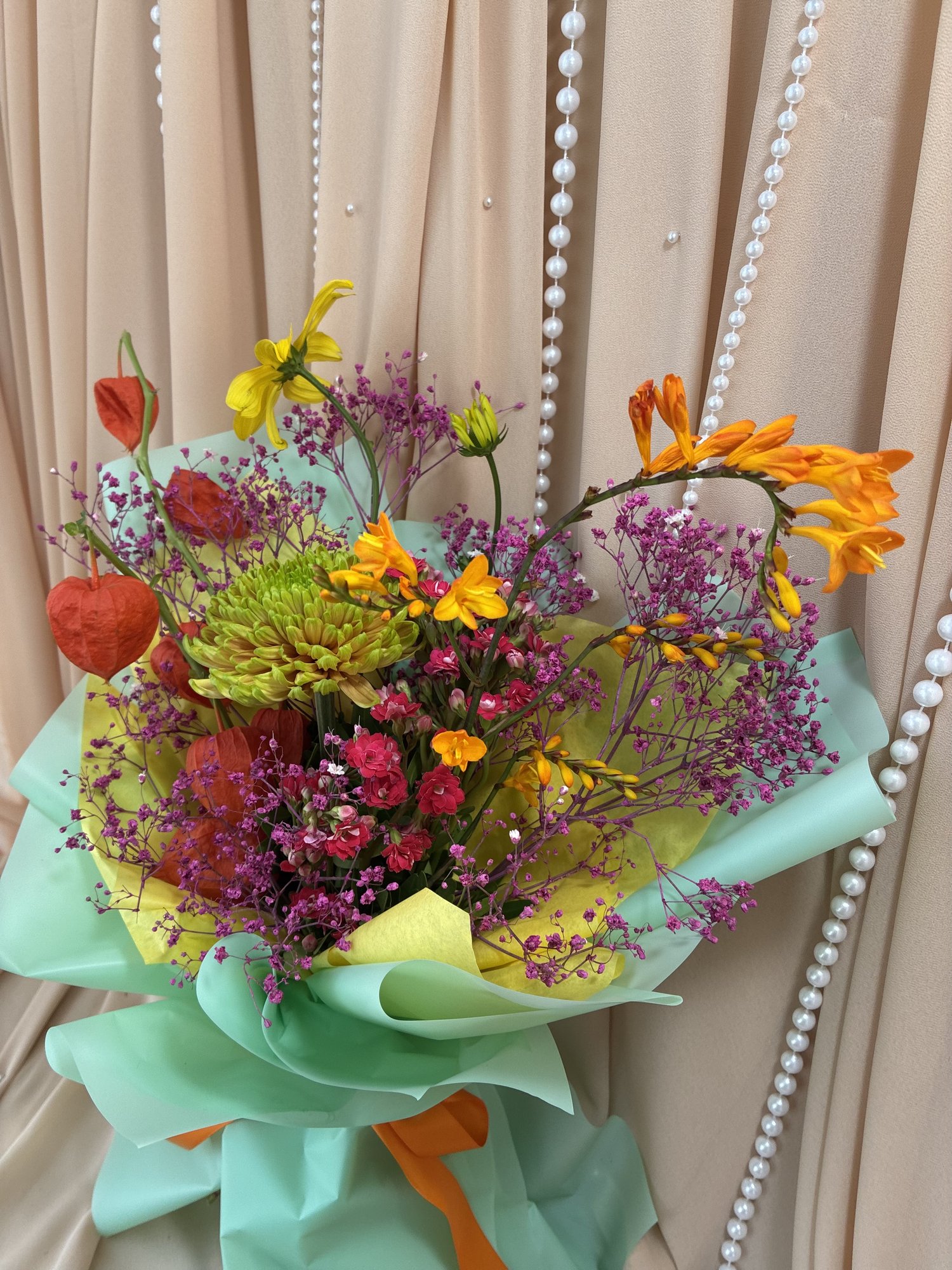Tropical Autumn – Buchet cu Crizantemă Galbenă, Crocosmia, Gypsophila și Physalis - Imagine 2