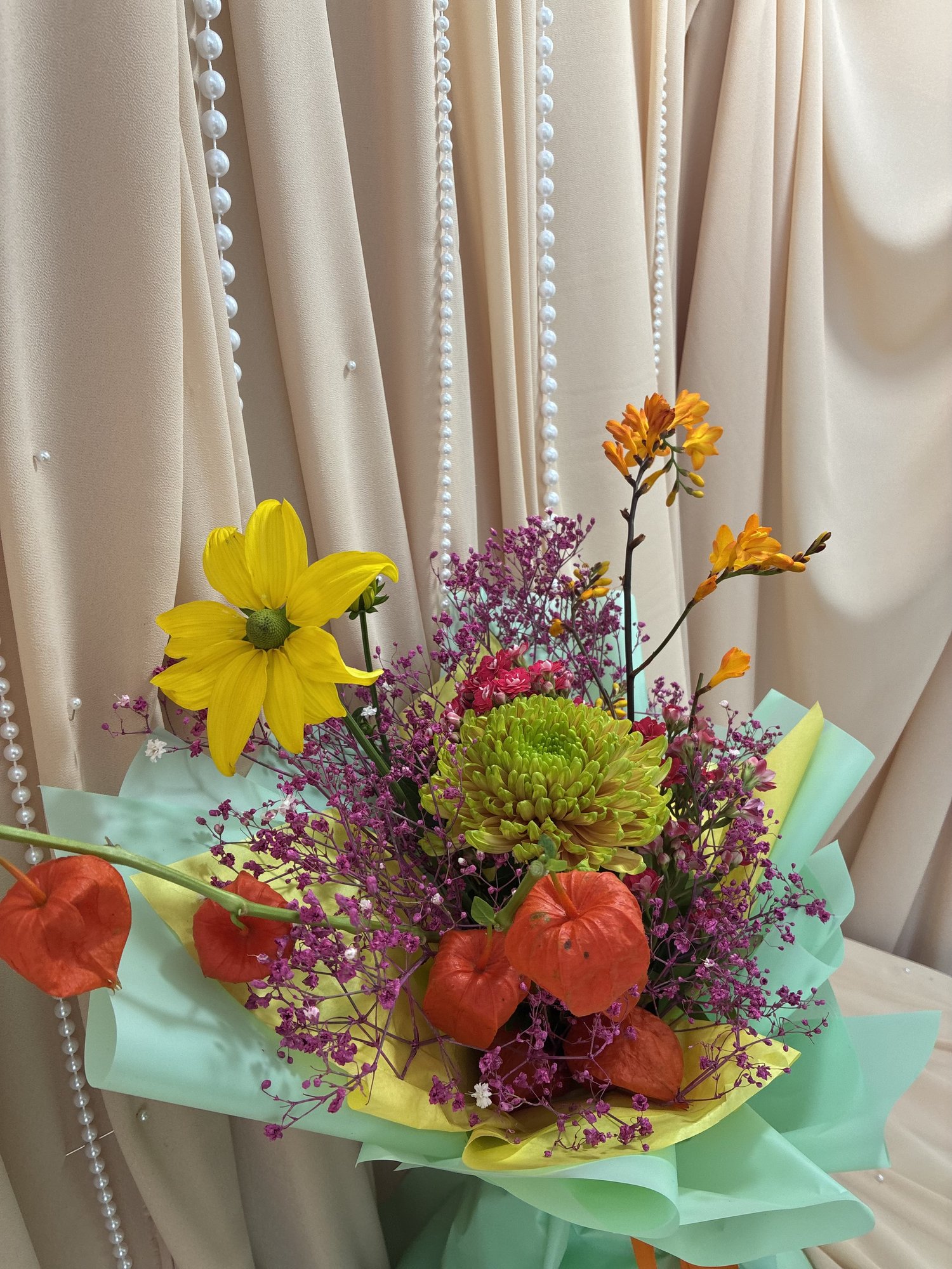 Tropical Autumn – Buchet cu Crizantemă Galbenă, Crocosmia, Gypsophila și Physalis - Imagine 3