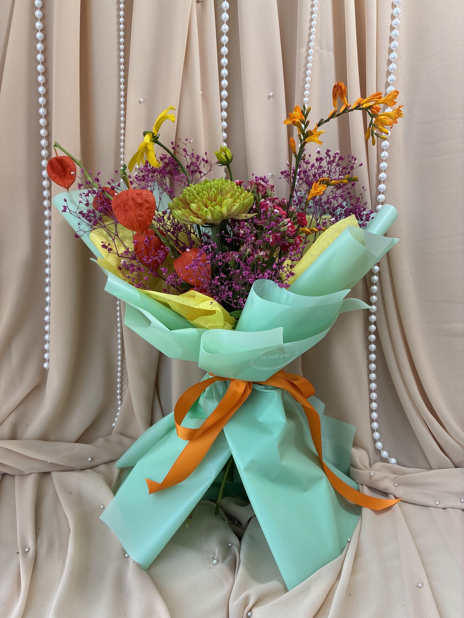 Tropical Autumn – Buchet cu Crizantemă Galbenă, Crocosmia, Gypsophila și Physalis - Imagine 4