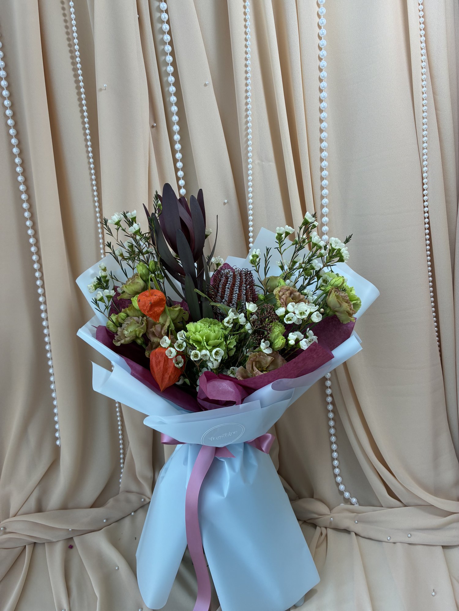 Wild Bordeaux – Buchet cu Brassica, Leucadendron, Eustoma și Waxflower