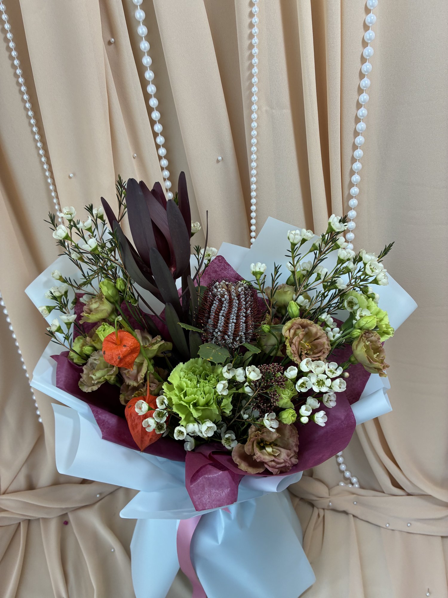 Wild Bordeaux – Buchet cu Brassica, Leucadendron, Eustoma și Waxflower - Imagine 2