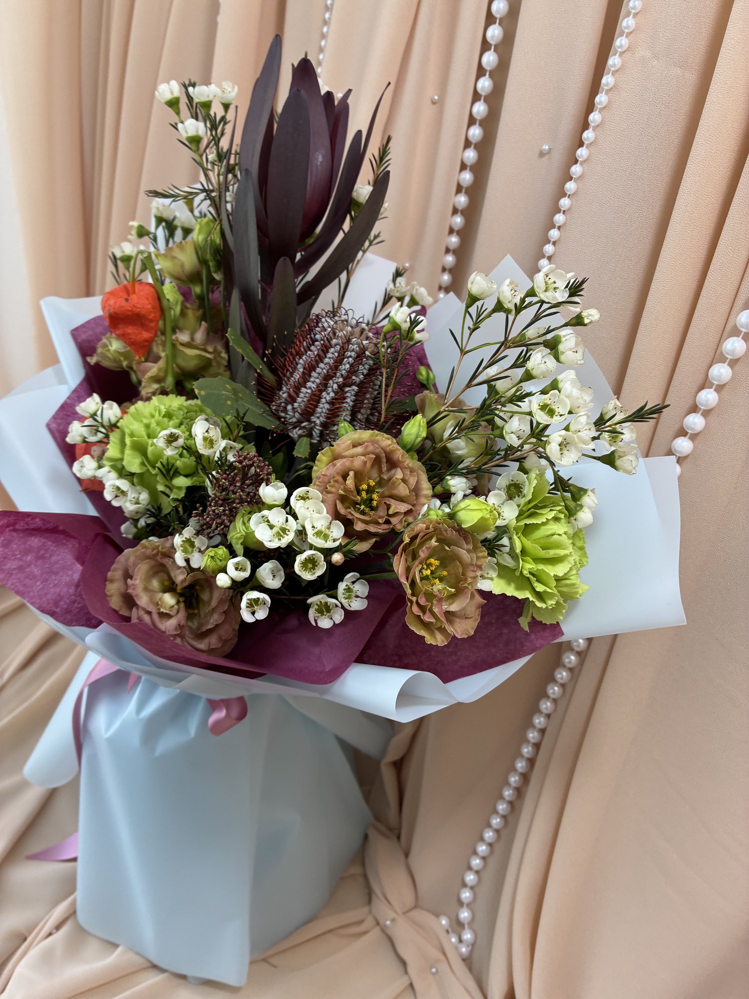 Wild Bordeaux – Buchet cu Brassica, Leucadendron, Eustoma și Waxflower - Imagine 3