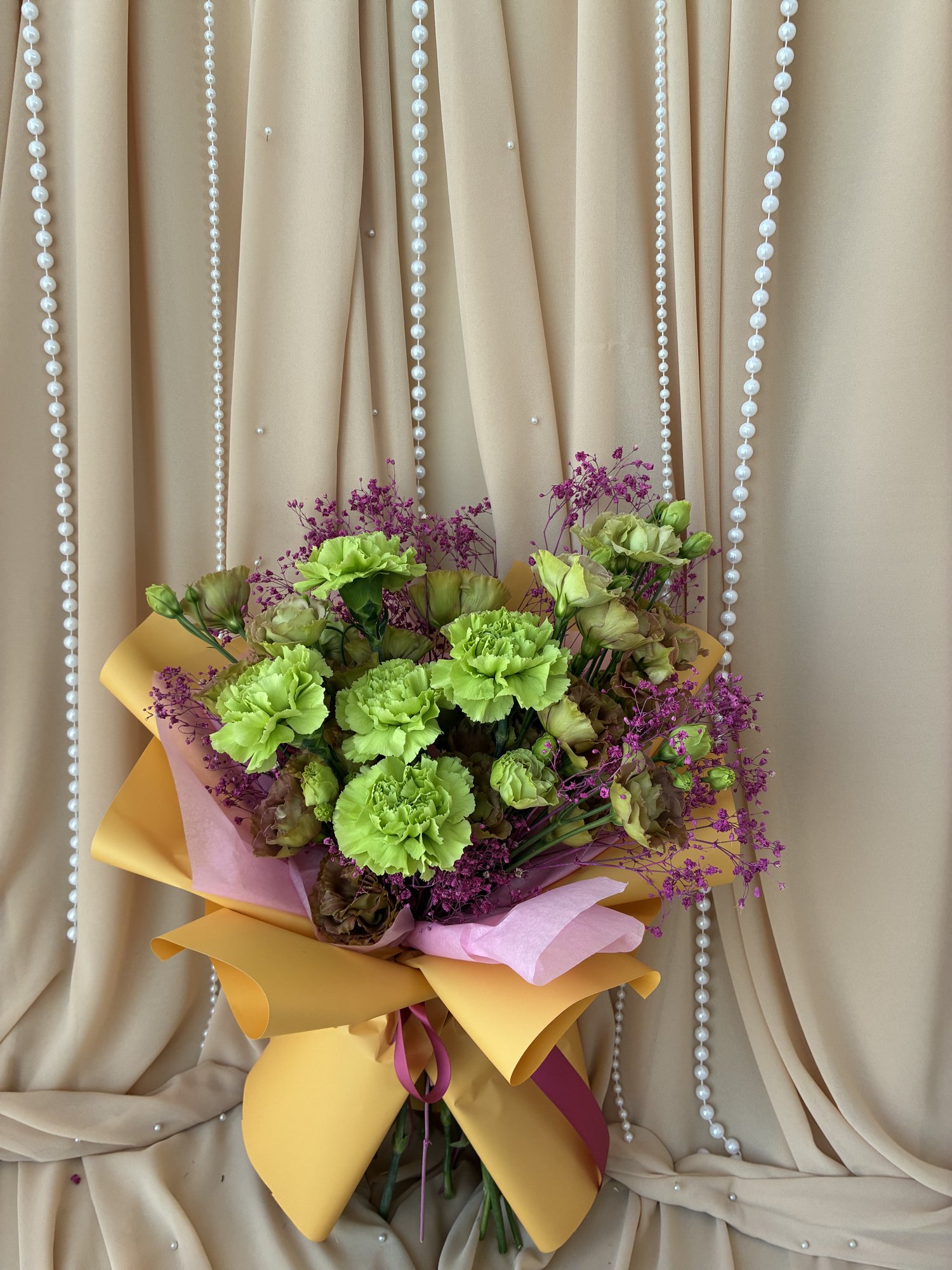 Lime Reverie – Buchet cu Garoafe Verzi, Eustoma și Gypsophila