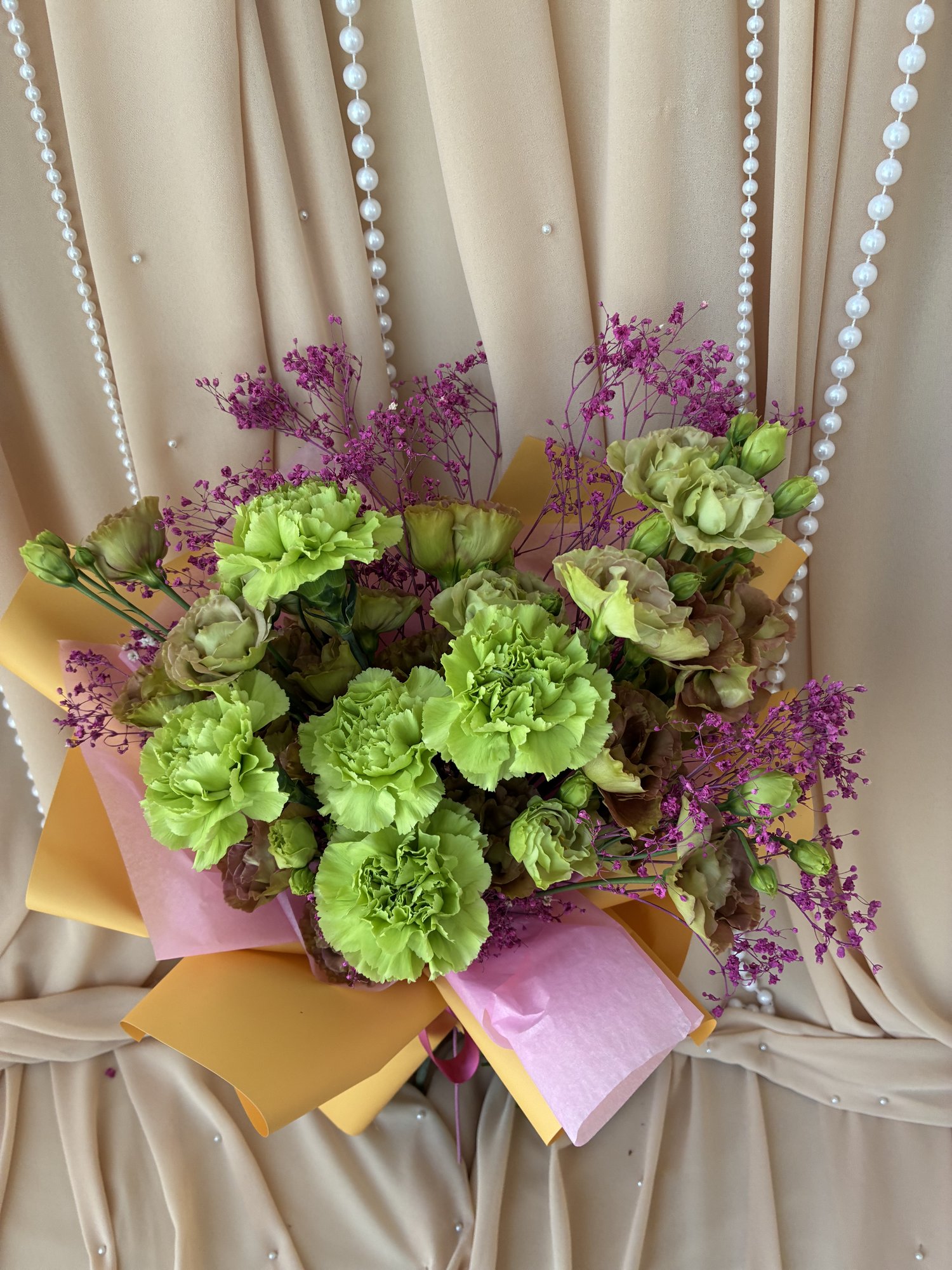Lime Reverie – Buchet cu Garoafe Verzi, Eustoma și Gypsophila - Imagine 2