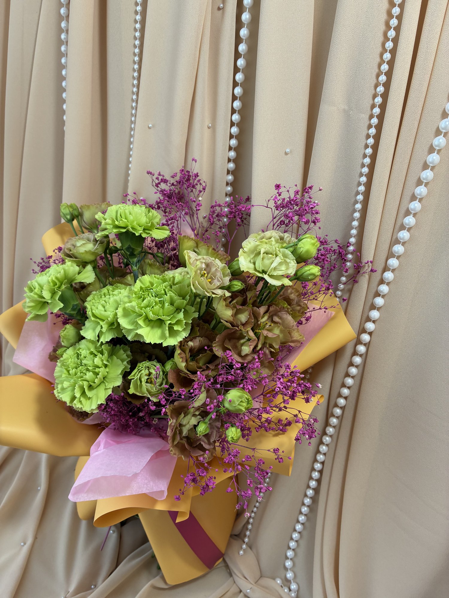 Lime Reverie – Buchet cu Garoafe Verzi, Eustoma și Gypsophila - Imagine 3