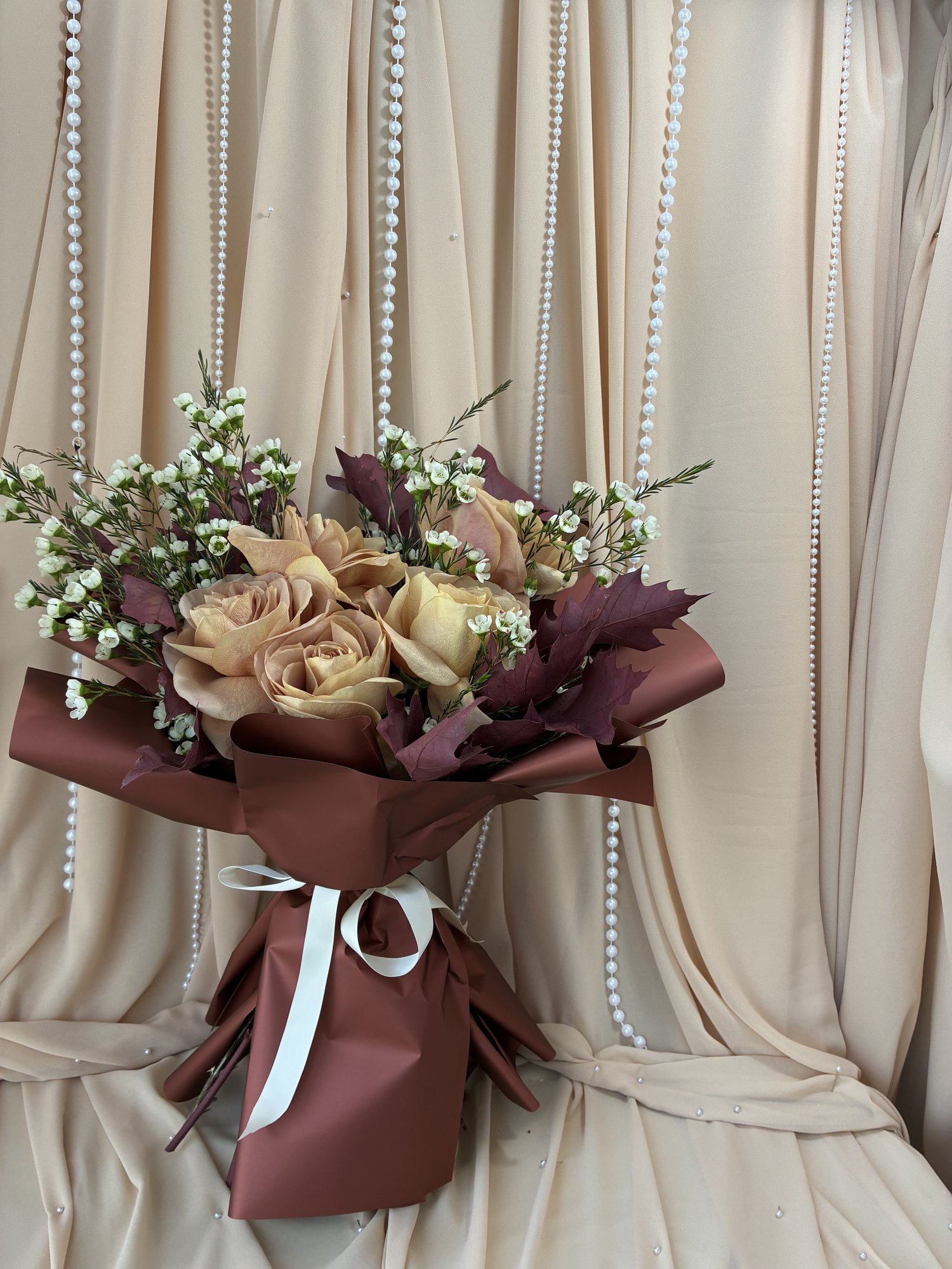 Velvet Sepia – Buchet cu Trandafiri Cappuccino, Waxflower Alb și Frunze Decorative