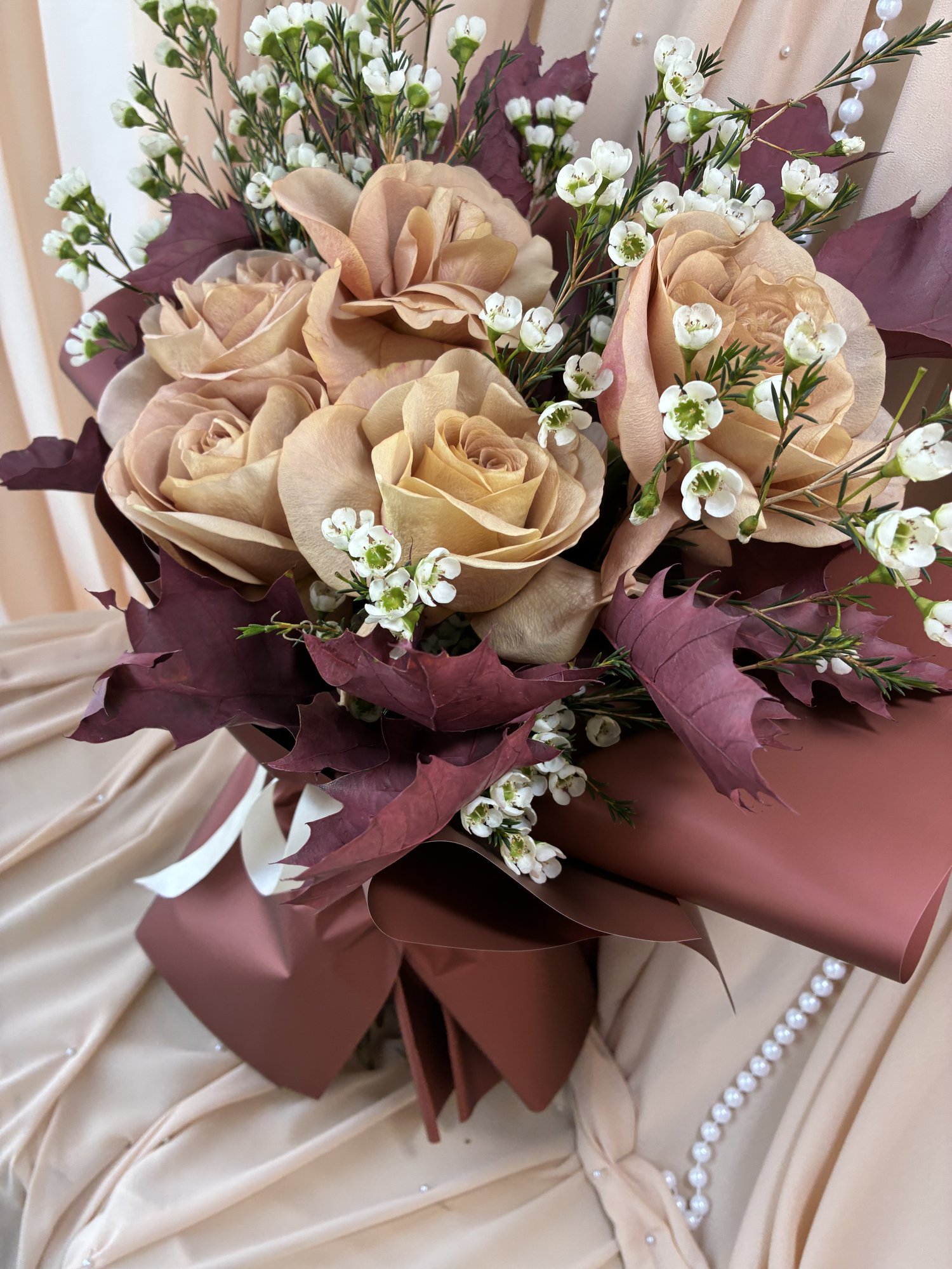 Velvet Sepia – Buchet cu Trandafiri Cappuccino, Waxflower Alb și Frunze Decorative - Imagine 2