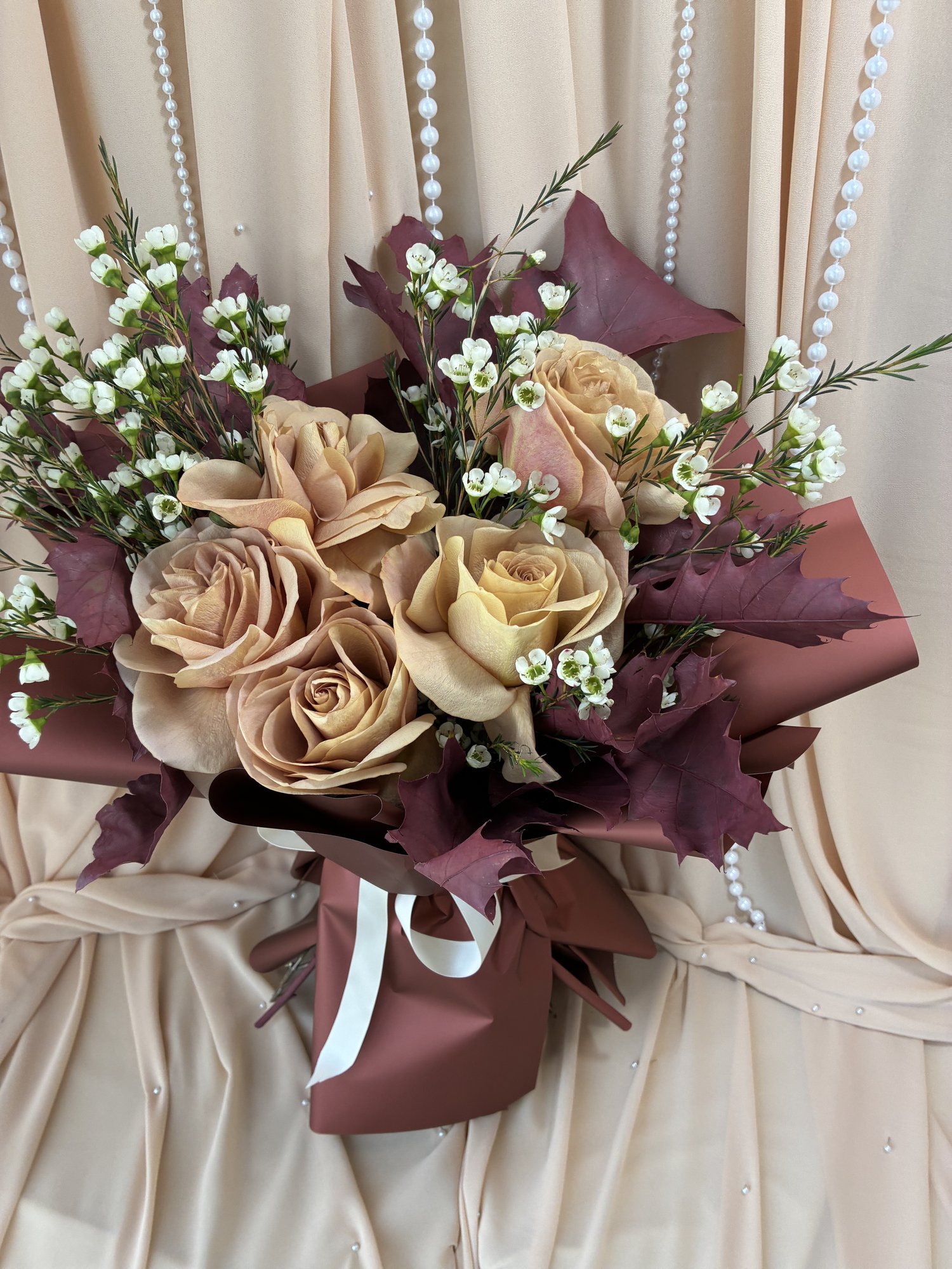 Velvet Sepia – Buchet cu Trandafiri Cappuccino, Waxflower Alb și Frunze Decorative - Imagine 3