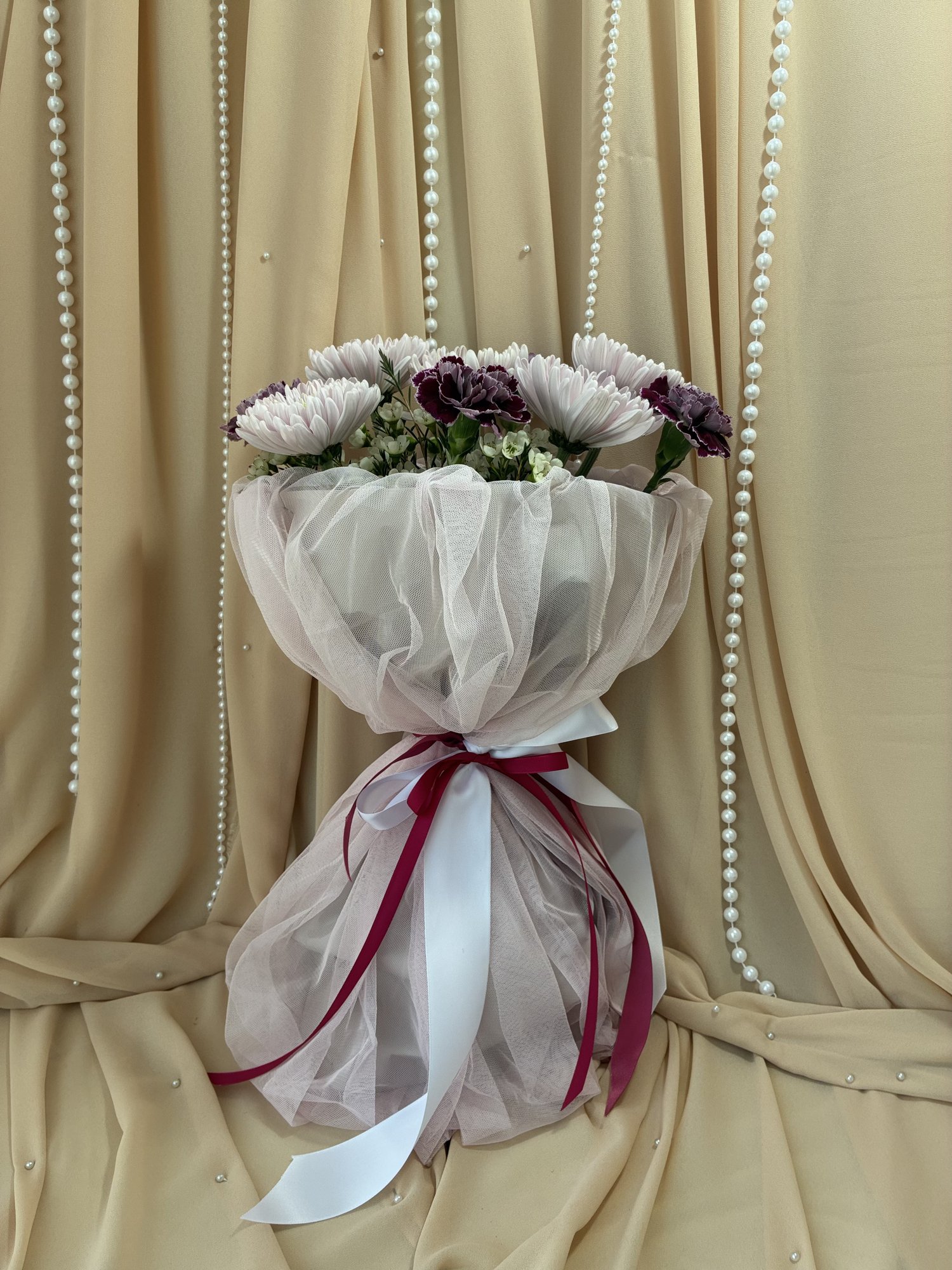Pearl Tulle – Buchet cu Crizanteme Roz, Garoafe Mov și Waxflower Alb