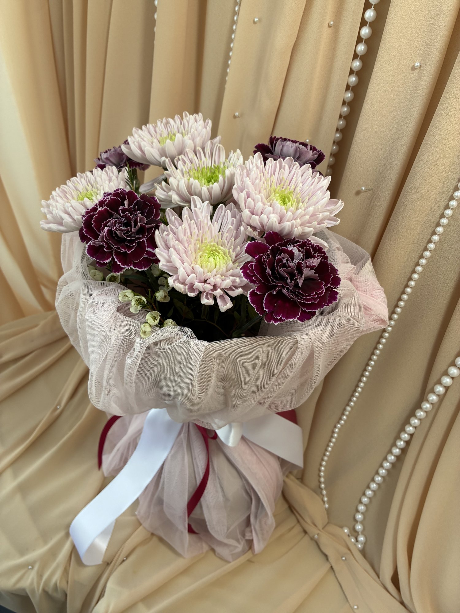 Pearl Tulle – Buchet cu Crizanteme Roz, Garoafe Mov și Waxflower Alb - Imagine 2