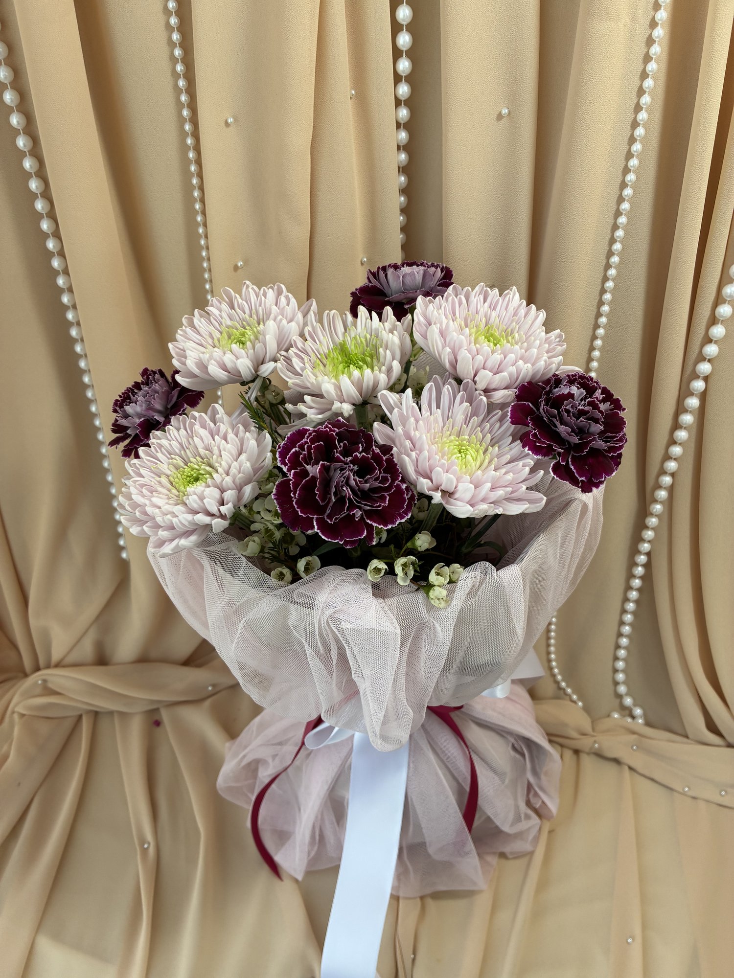Pearl Tulle – Buchet cu Crizanteme Roz, Garoafe Mov și Waxflower Alb - Imagine 3