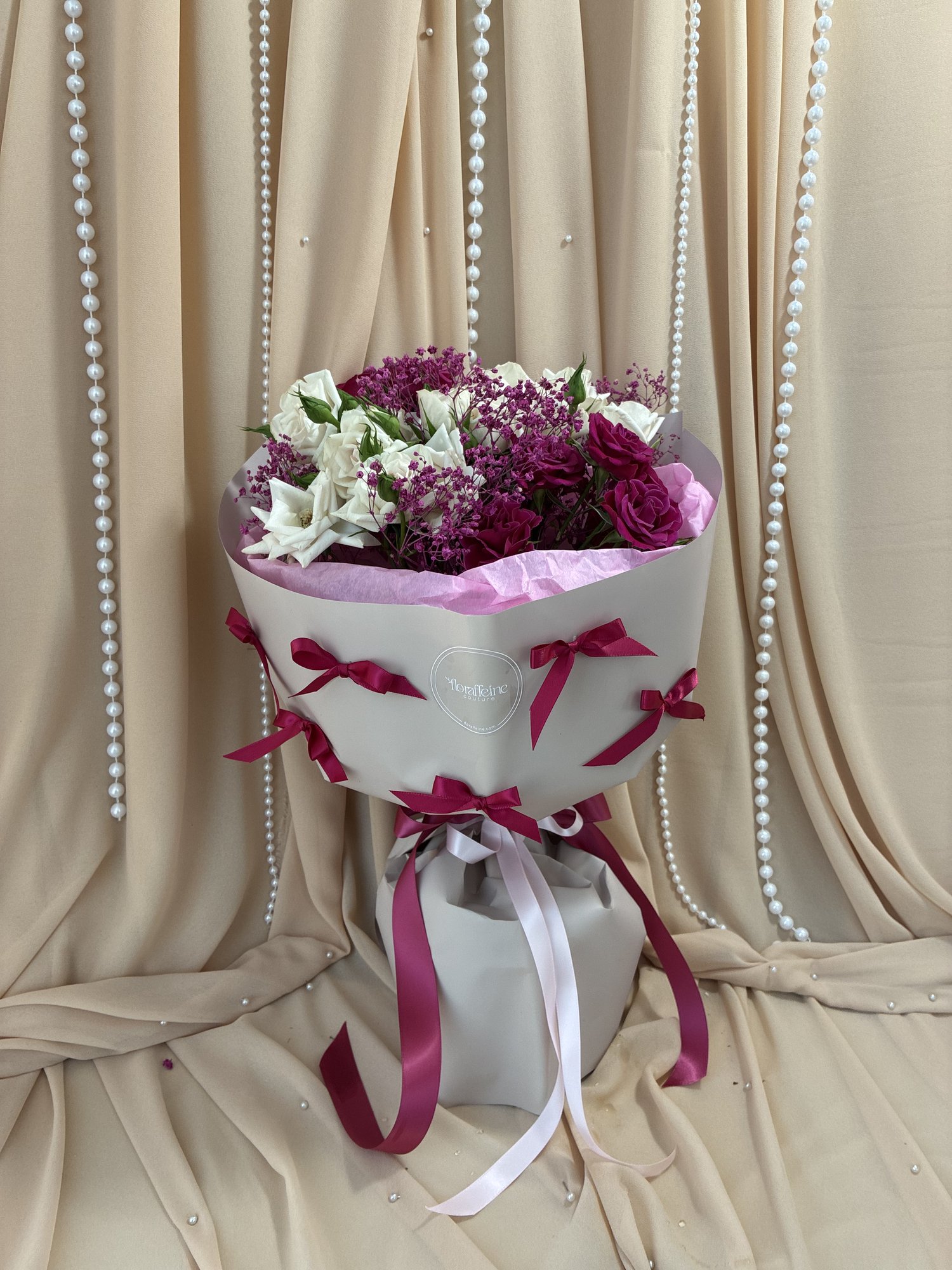 Berry Ribbons – Buchet cu Miniroze Albe și Roz și Gypsophila