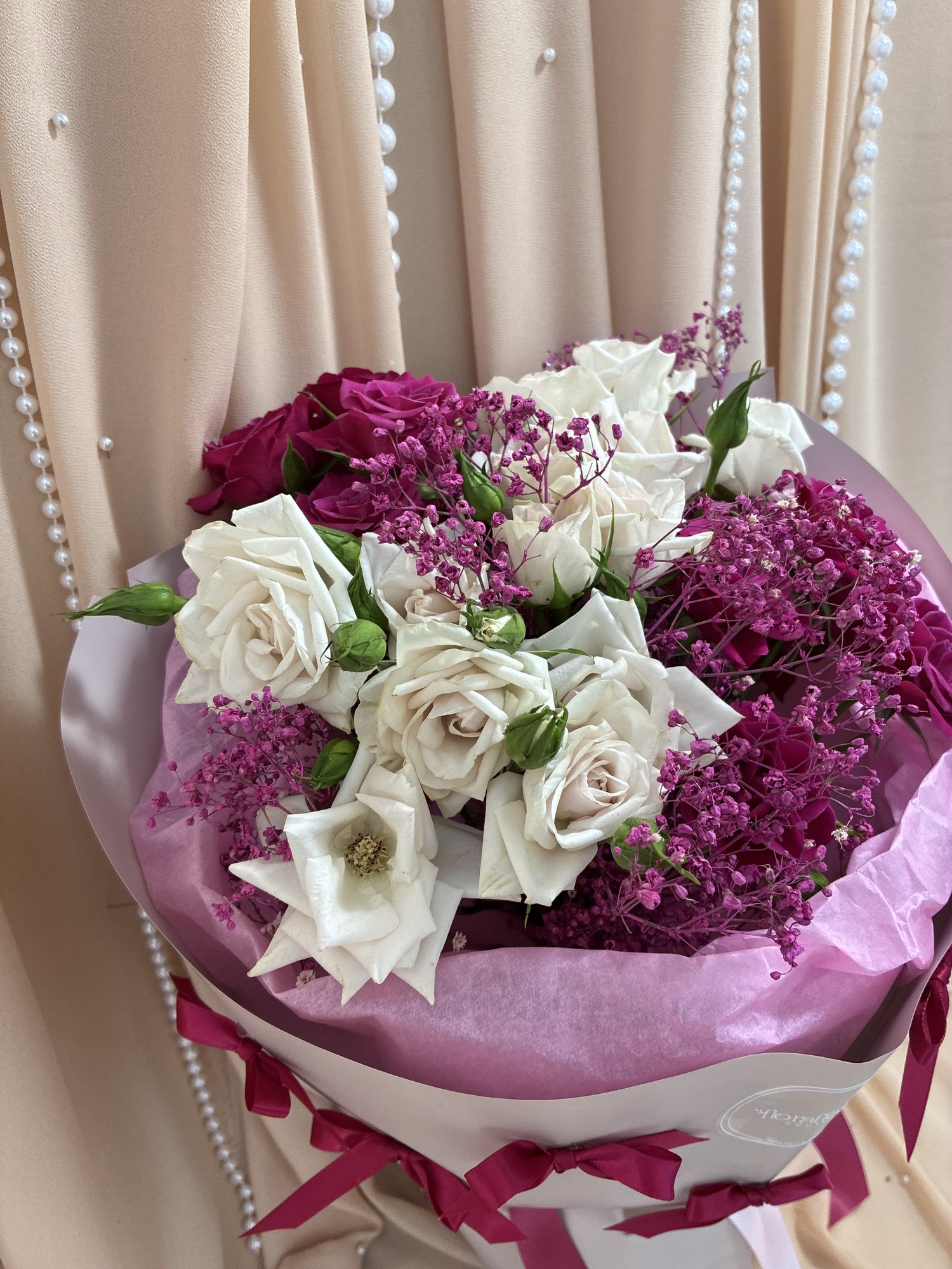Berry Ribbons – Buchet cu Miniroze Albe și Roz și Gypsophila - Imagine 2