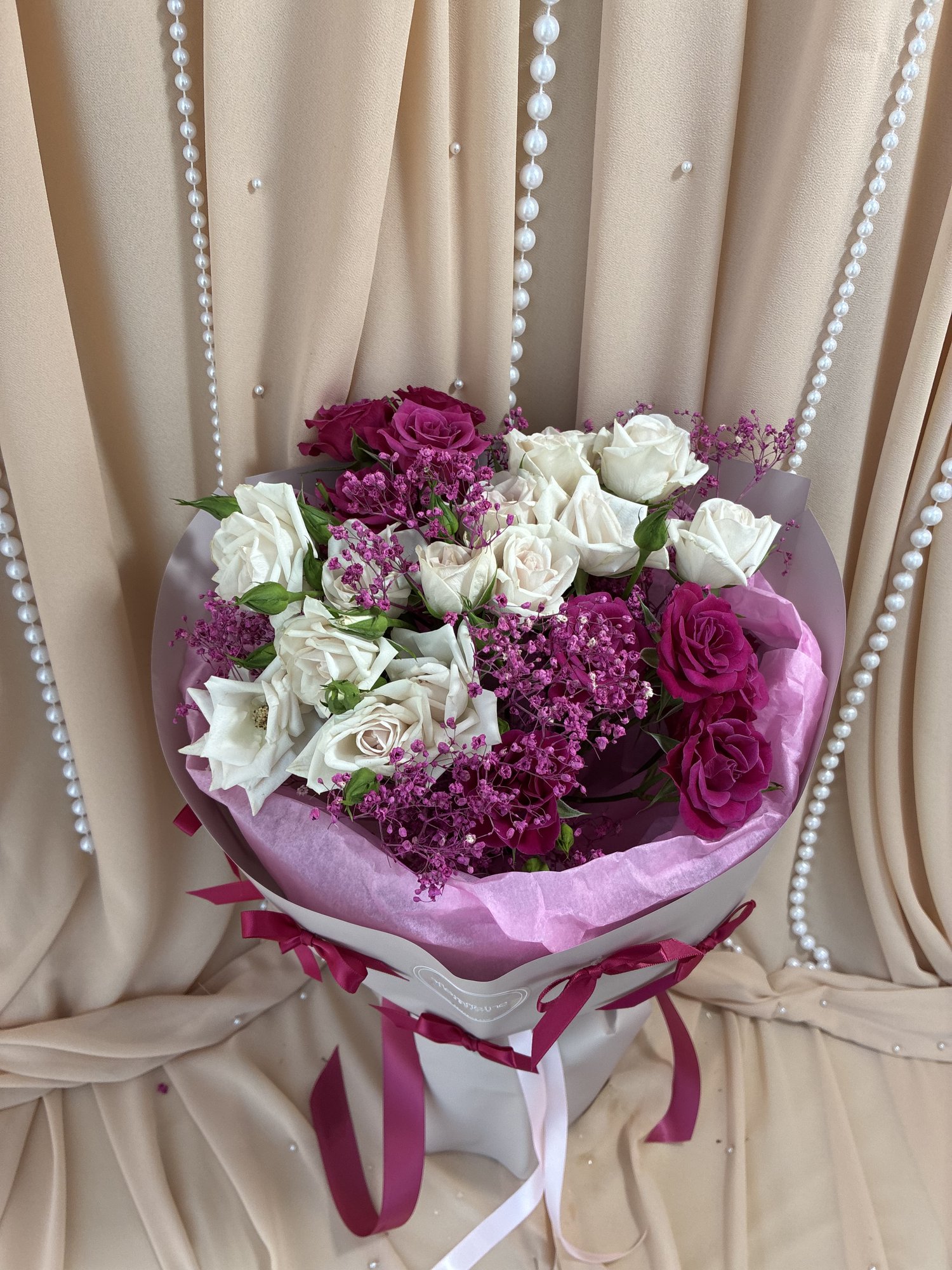 Berry Ribbons – Buchet cu Miniroze Albe și Roz și Gypsophila - Imagine 3