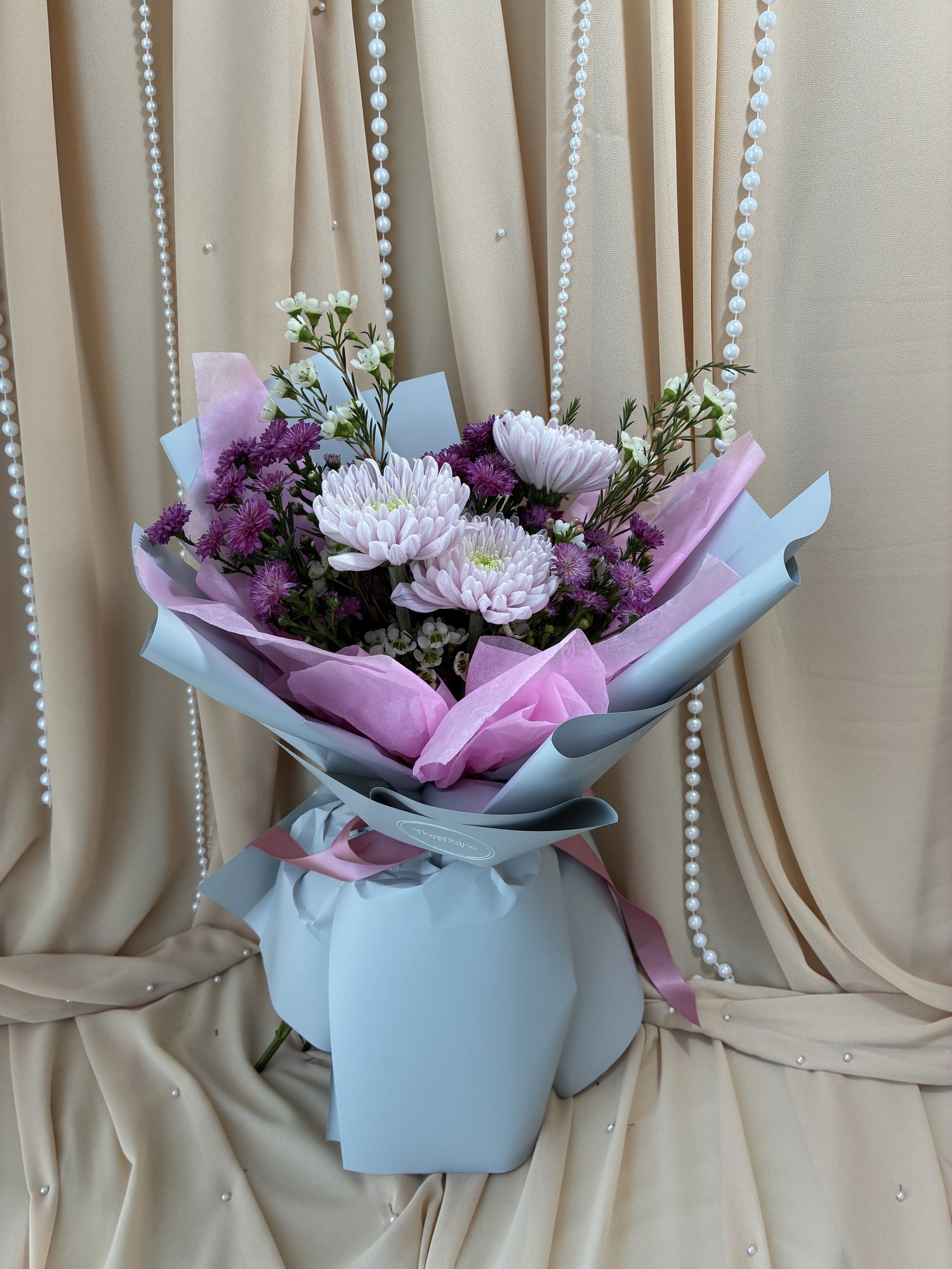 Mauve Air – Buchet cu Crizanteme Roz, Mini Crizanteme Mov și Waxflower Alb