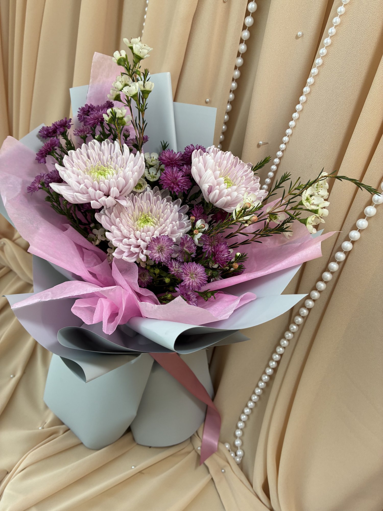 Mauve Air – Buchet cu Crizanteme Roz, Mini Crizanteme Mov și Waxflower Alb - Imagine 2