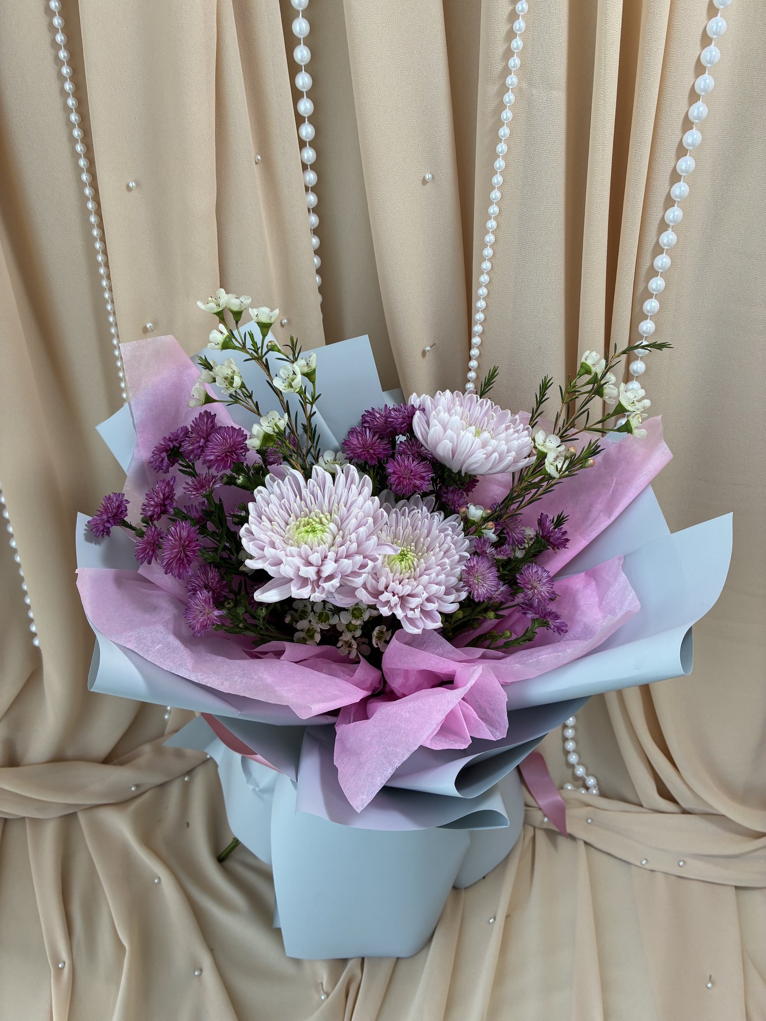 Mauve Air – Buchet cu Crizanteme Roz, Mini Crizanteme Mov și Waxflower Alb - Imagine 3
