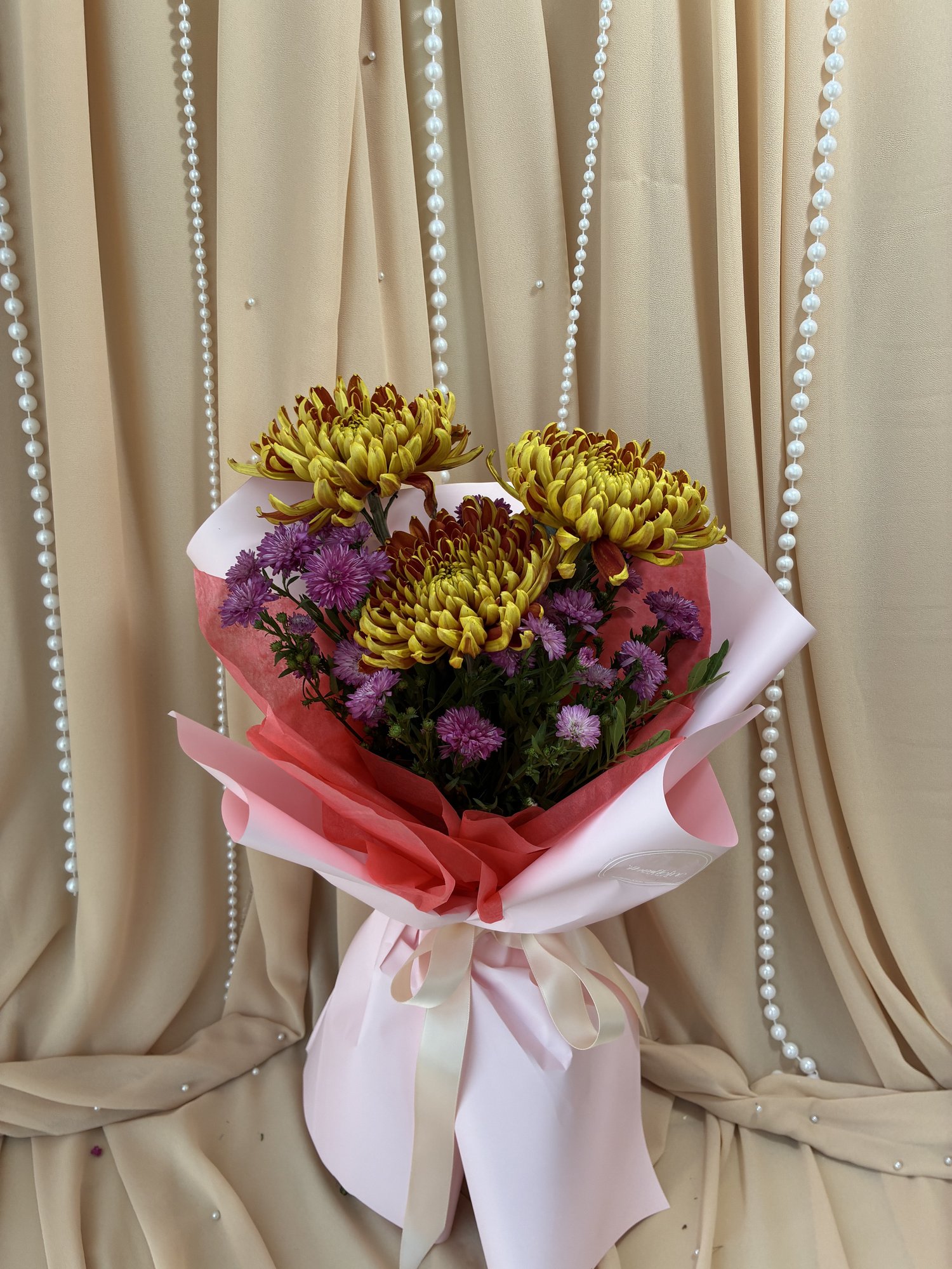 Saffron Mauve – Buchet cu Crizanteme Galbene și Mini Crizanteme Mov
