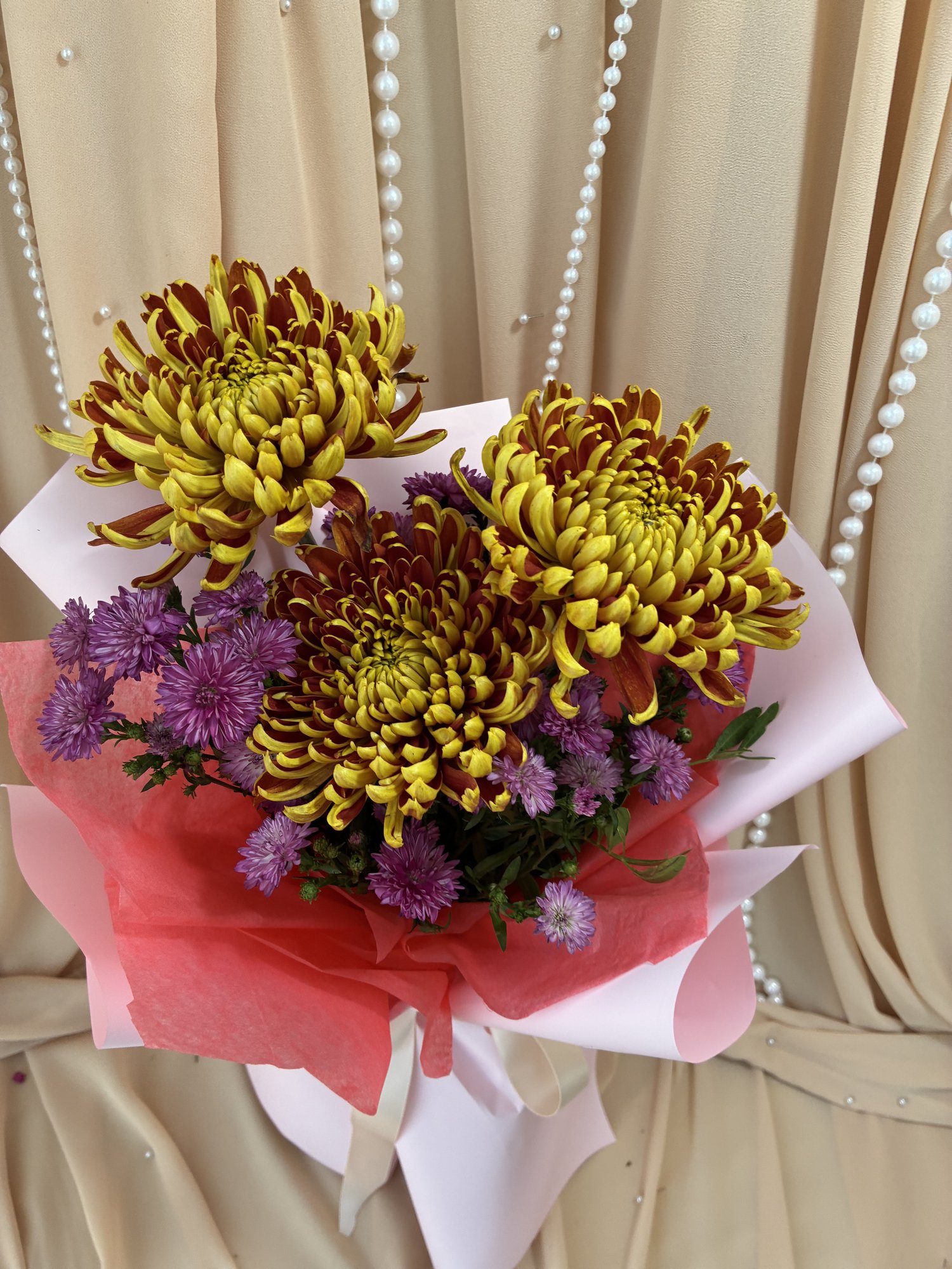 Saffron Mauve – Buchet cu Crizanteme Galbene și Mini Crizanteme Mov - Imagine 2