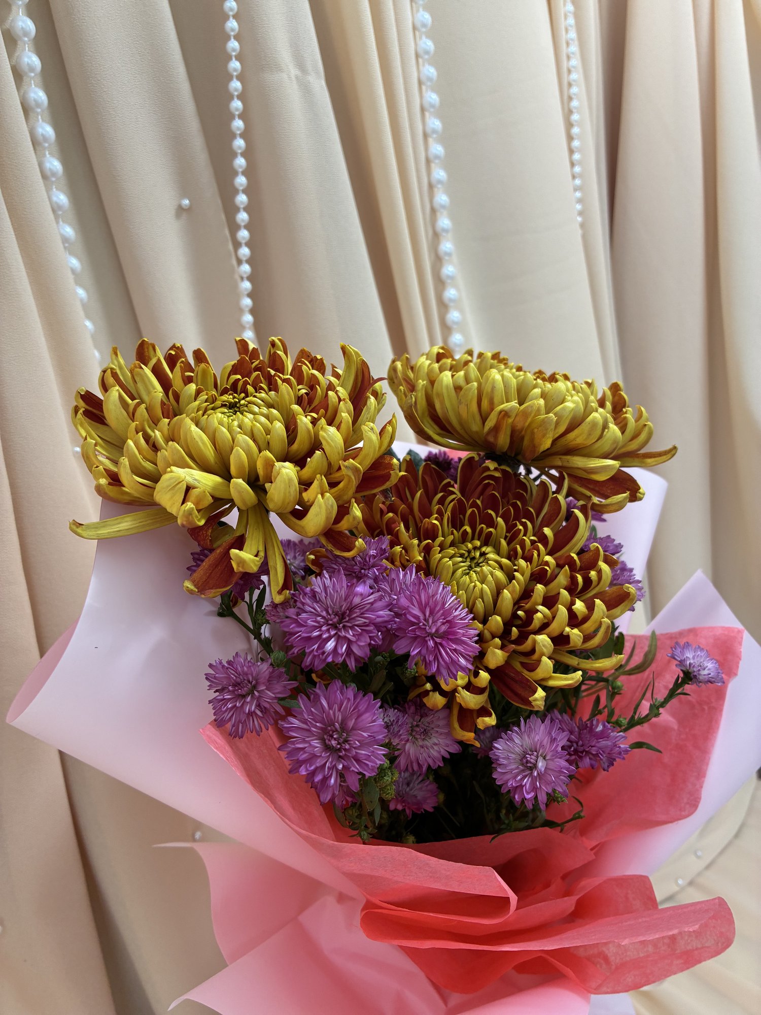 Saffron Mauve – Buchet cu Crizanteme Galbene și Mini Crizanteme Mov - Imagine 3