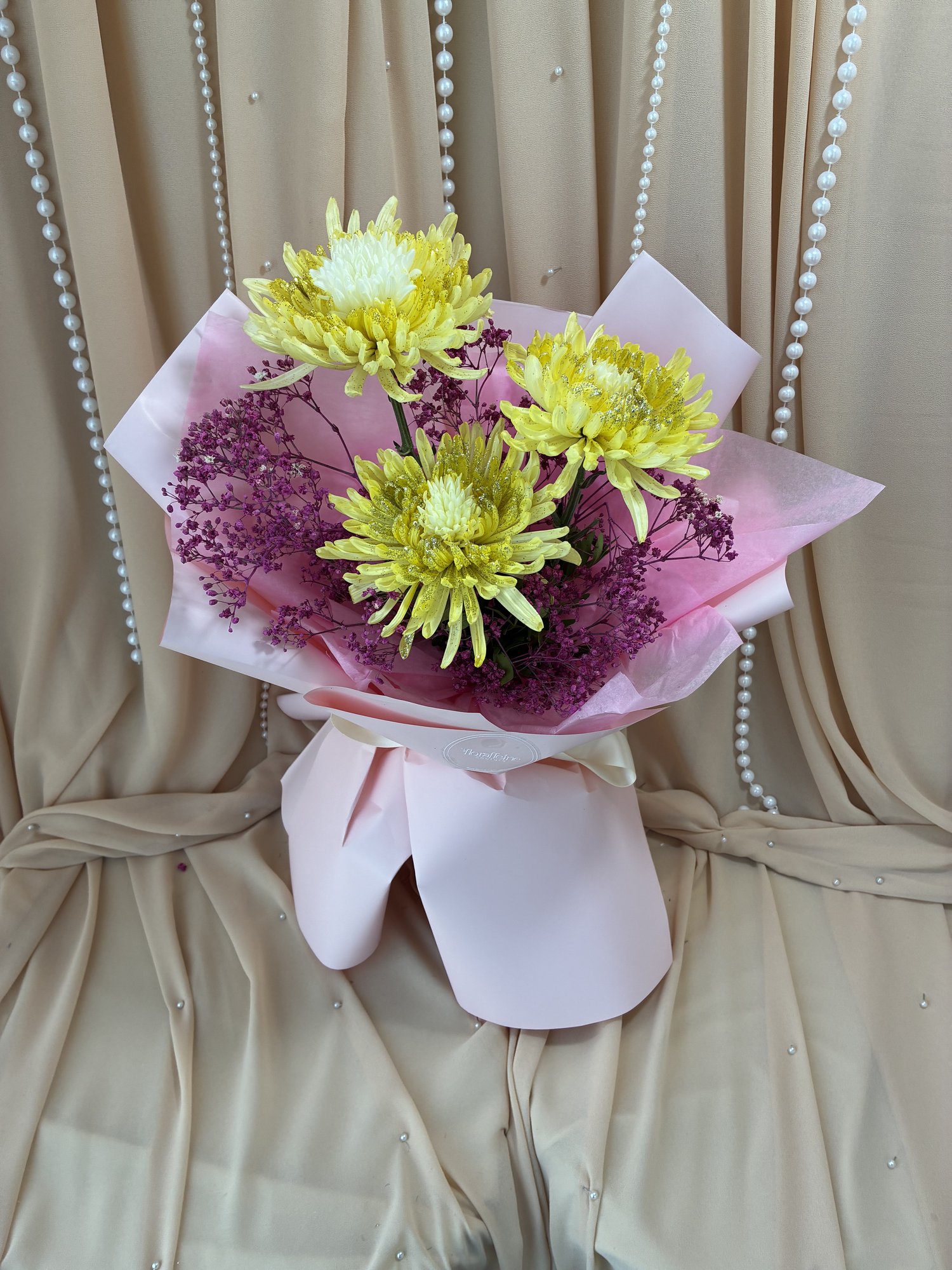 Lemon Fuchsia – Buchet cu Crizanteme Galbene VIP și Gypsophila Roz