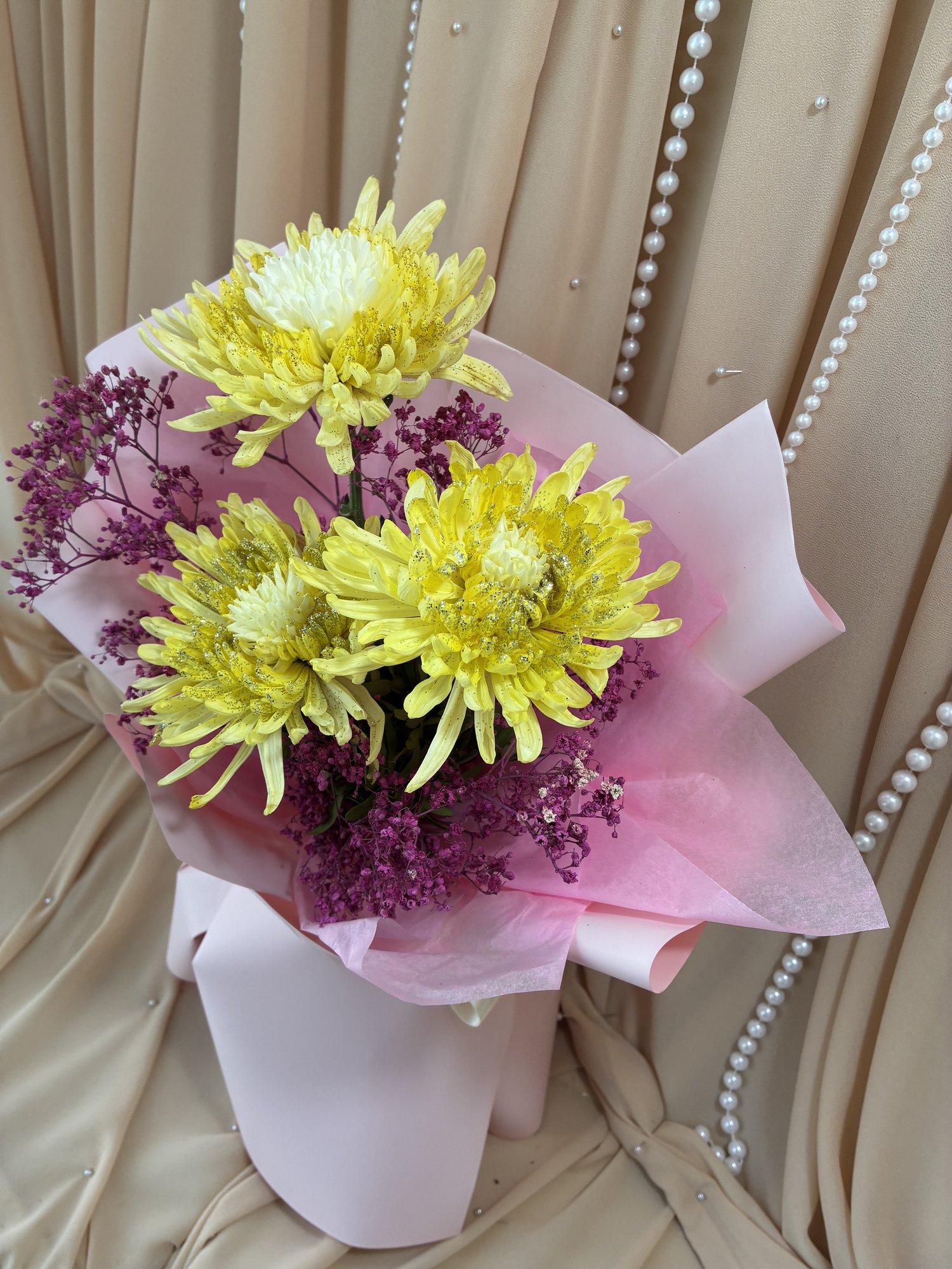 Lemon Fuchsia – Buchet cu Crizanteme Galbene VIP și Gypsophila Roz - Imagine 2