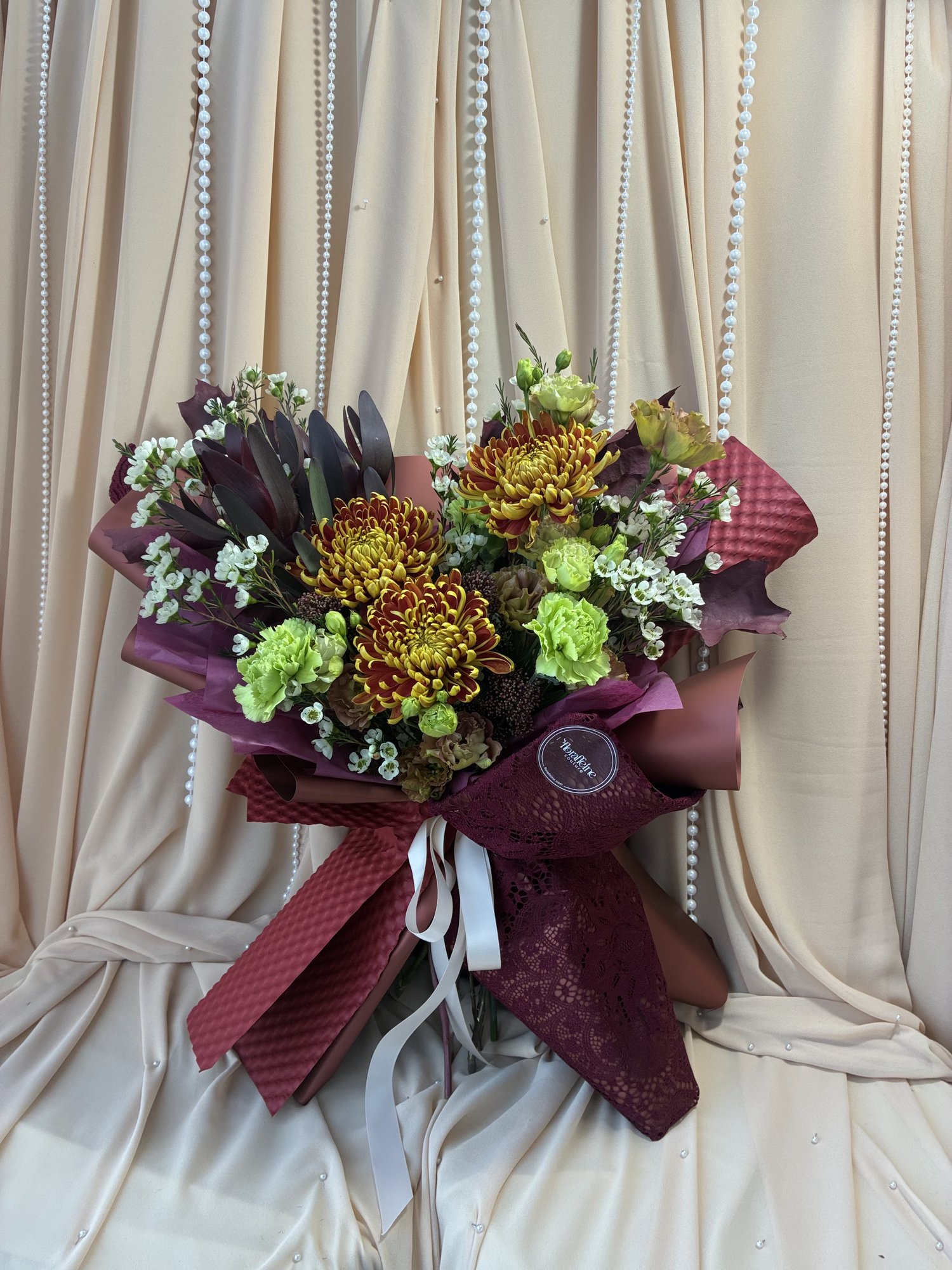 Burgundy Citron – Buchet cu Crizanteme Galbene, Leucadendron, Garoafe Verzi, Eustoma și Waxflower