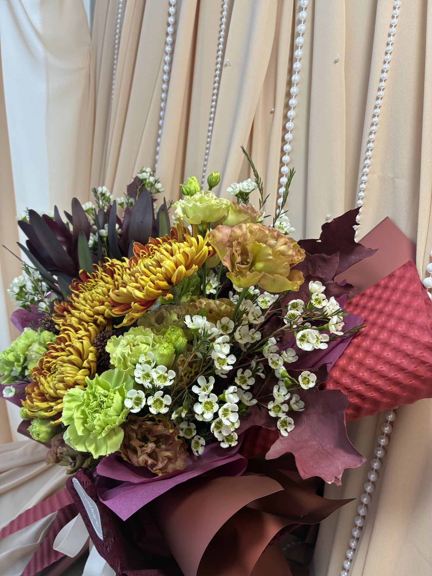 Burgundy Citron – Buchet cu Crizanteme Galbene, Leucadendron, Garoafe Verzi, Eustoma și Waxflower - Imagine 3